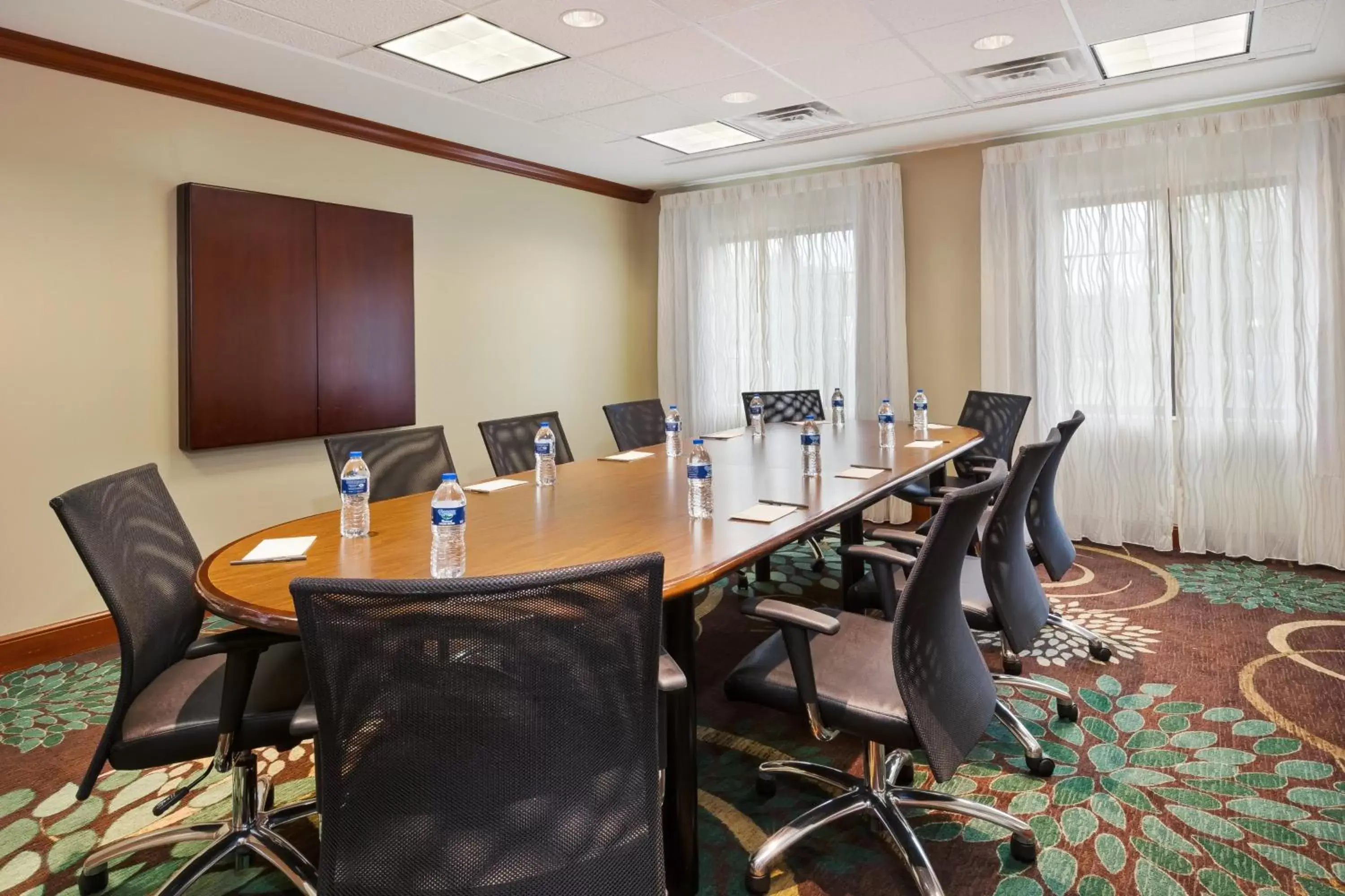 Meeting/conference room in Staybridge Suites Kalamazoo, an IHG Hotel