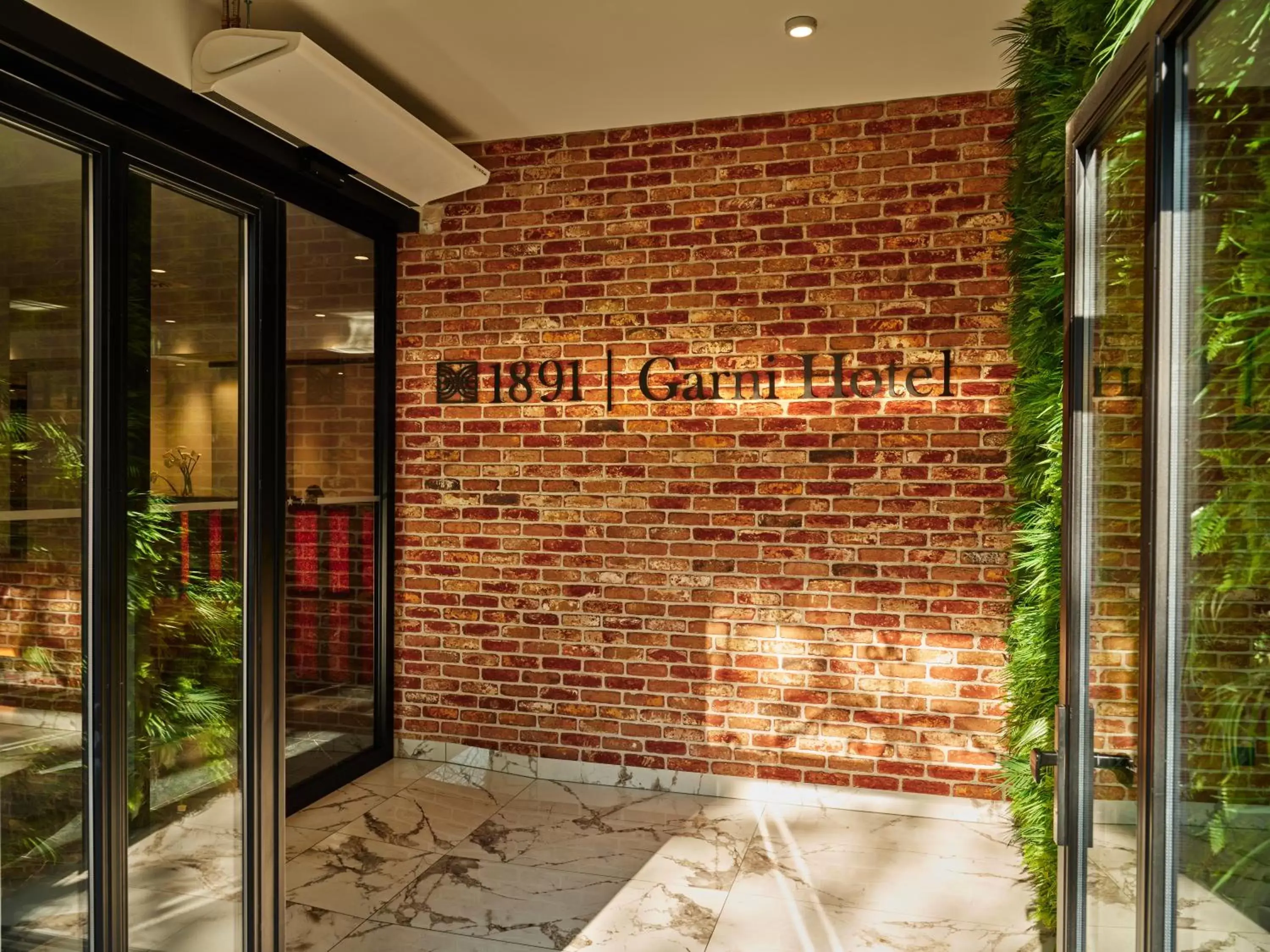 Facade/entrance in 1891 Garni Hotel