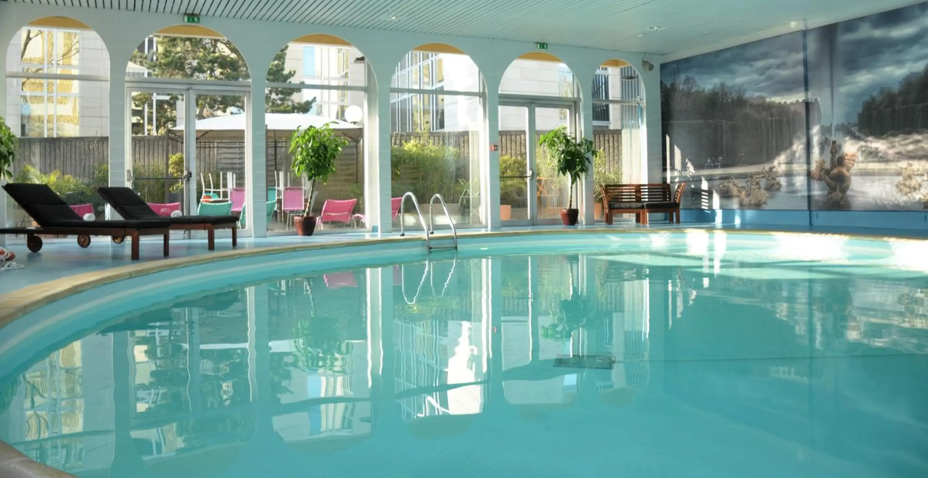 Swimming pool in Mercure Paris Velizy