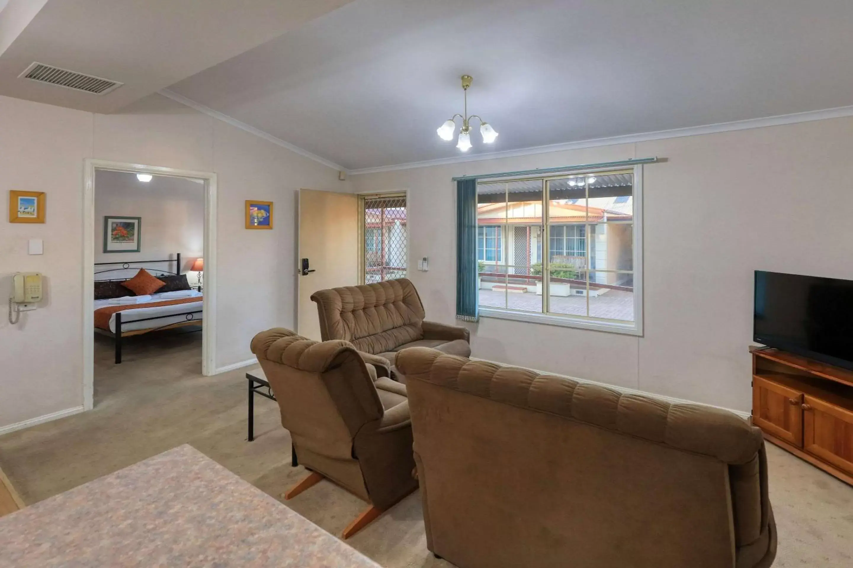 Living room in Comfort Inn Crystal Broken Hill Living room in Comfort Inn Crystal Broken Hill