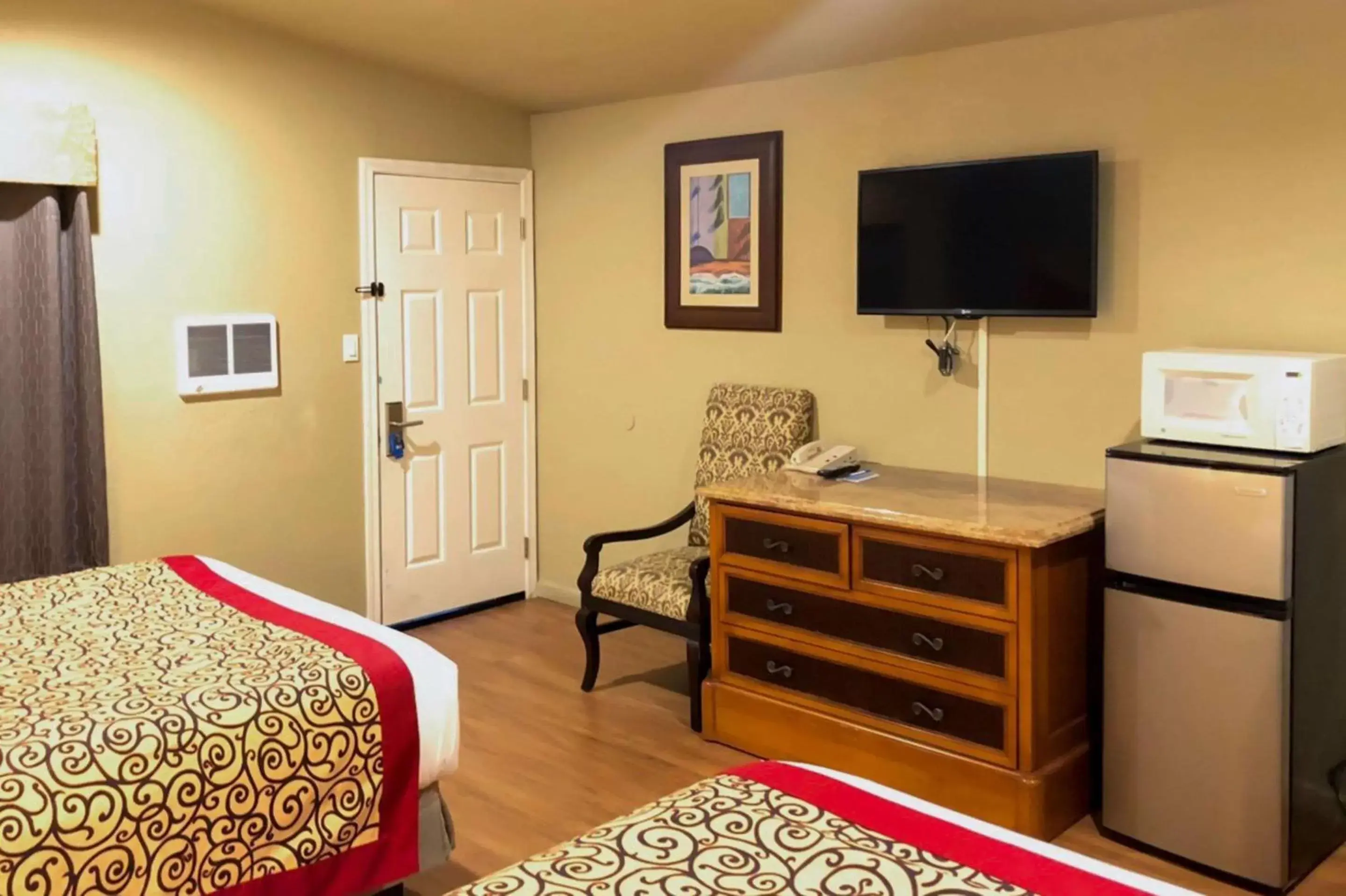 Photo of the whole room, TV/Entertainment Center in Rodeway Inn Flagstaff East Route 66