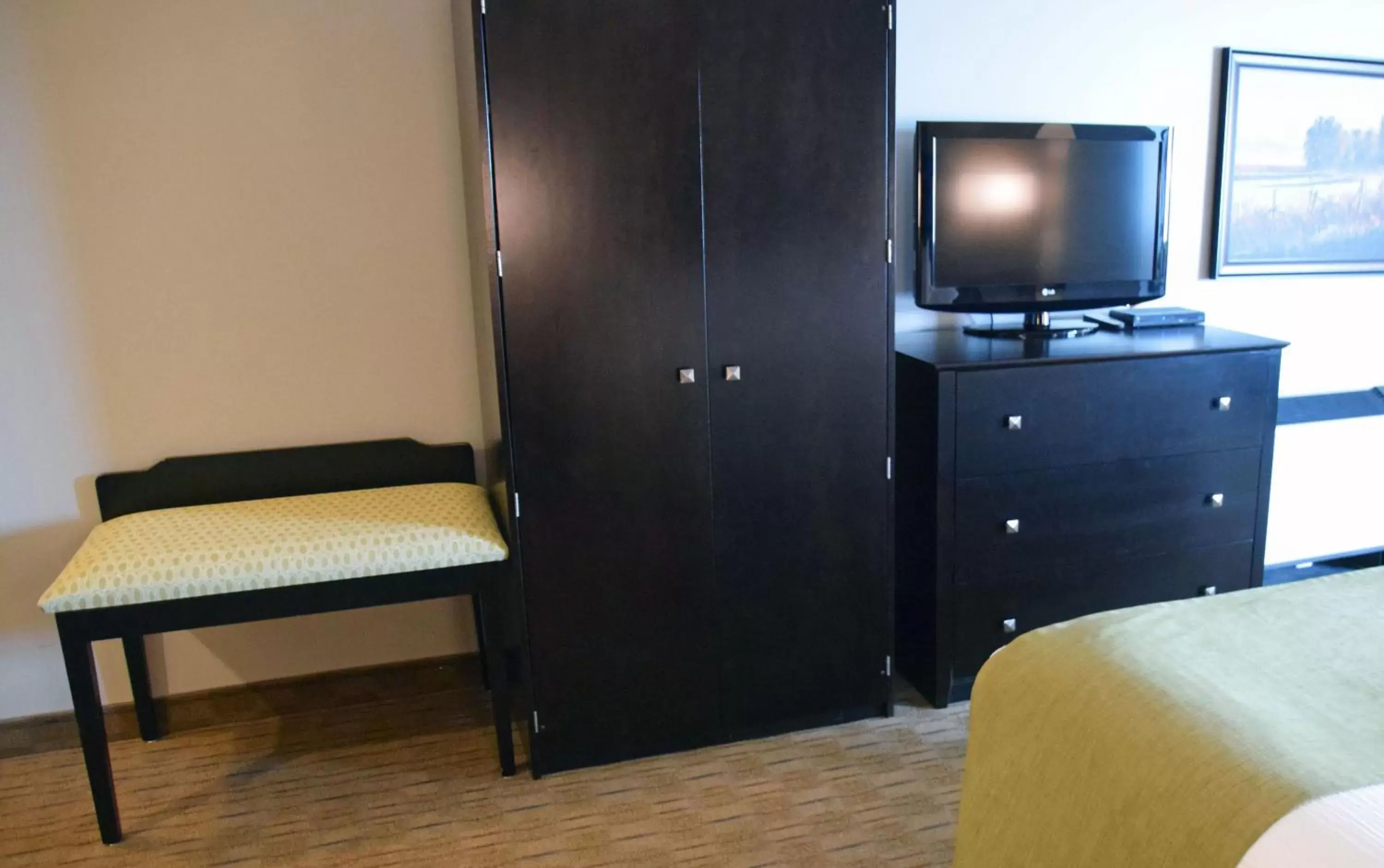 TV and multimedia, TV/Entertainment Center in Best Western Pembroke Inn & Conference Centre