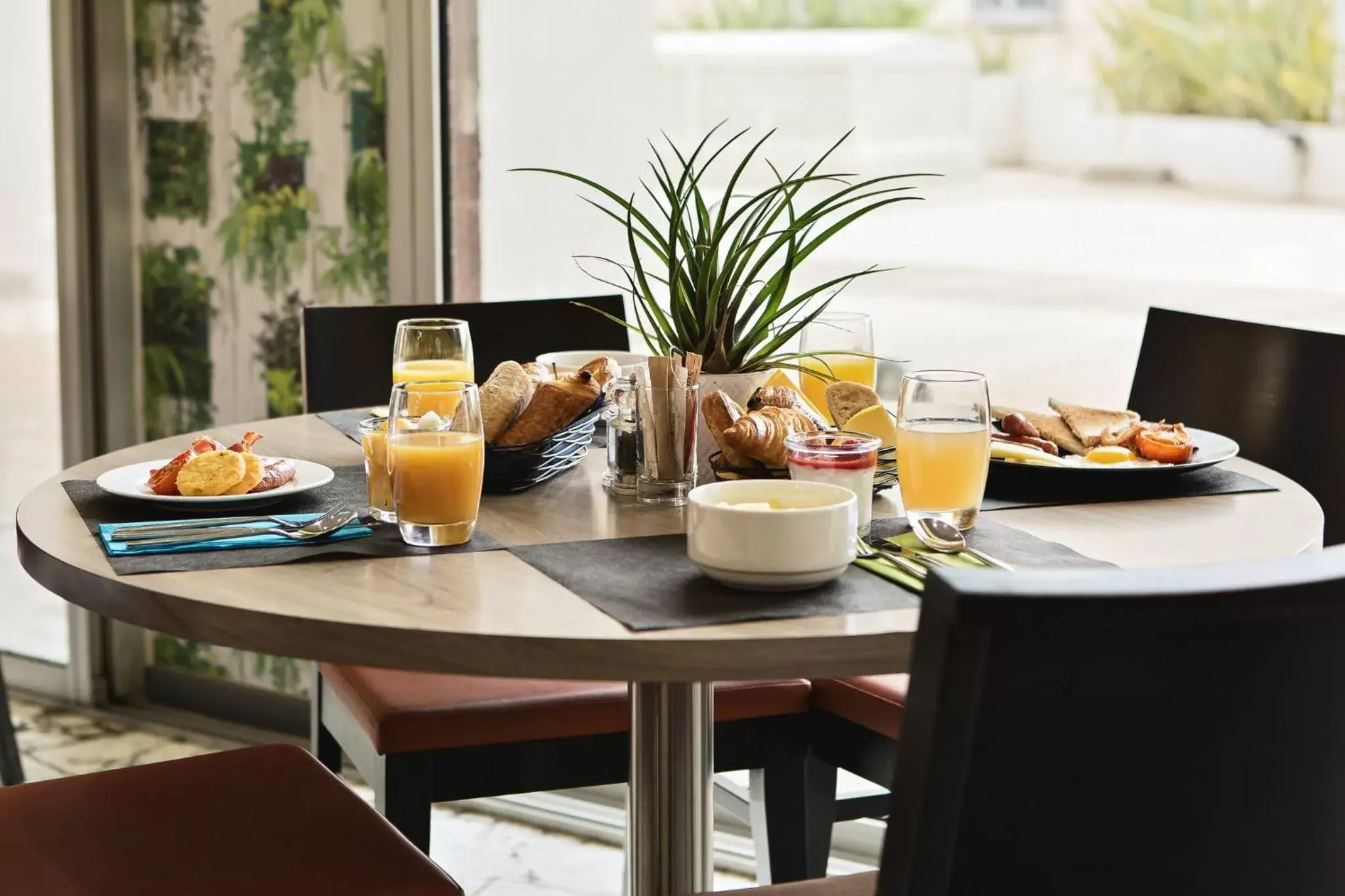 Breakfast in Holiday Inn Toulon City Centre, an IHG Hotel