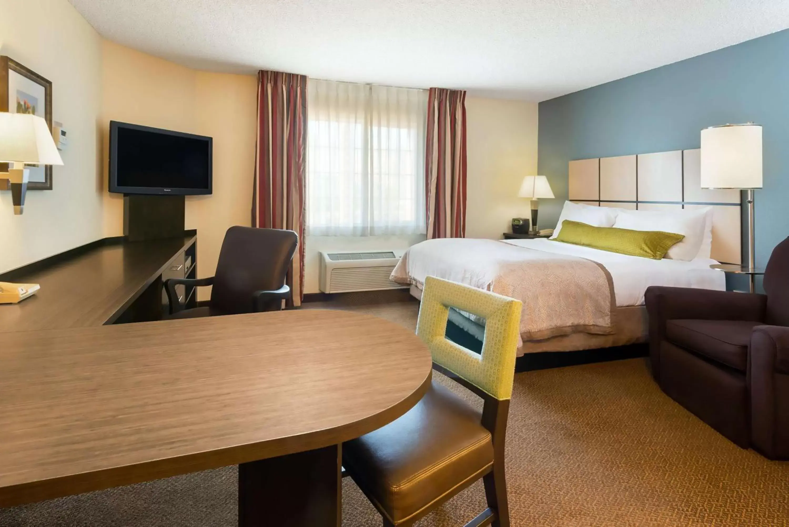 Bed, TV/Entertainment Center in Sonesta Simply Suites Somerset