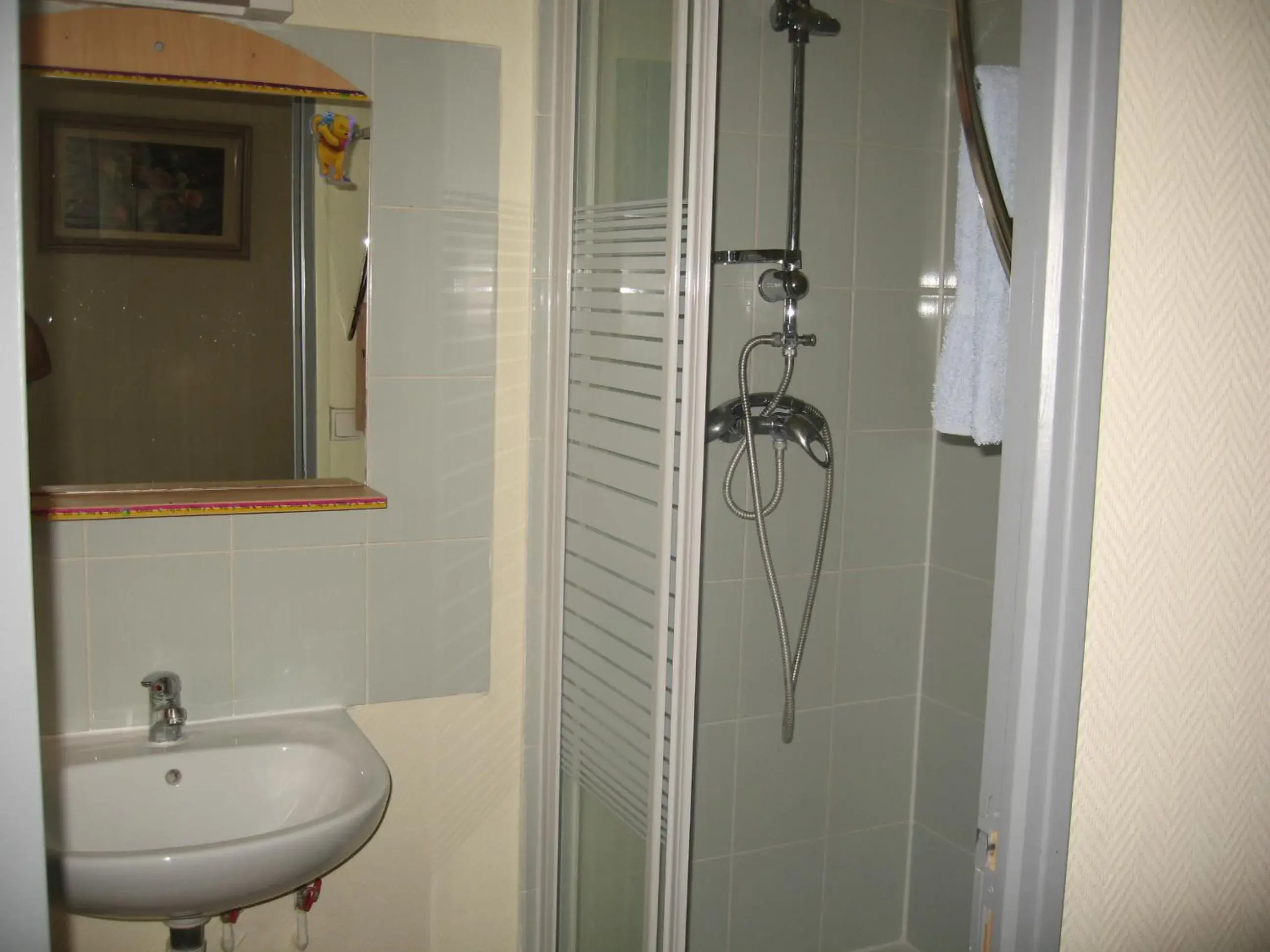 Shower, Bathroom in Au Royal Mad