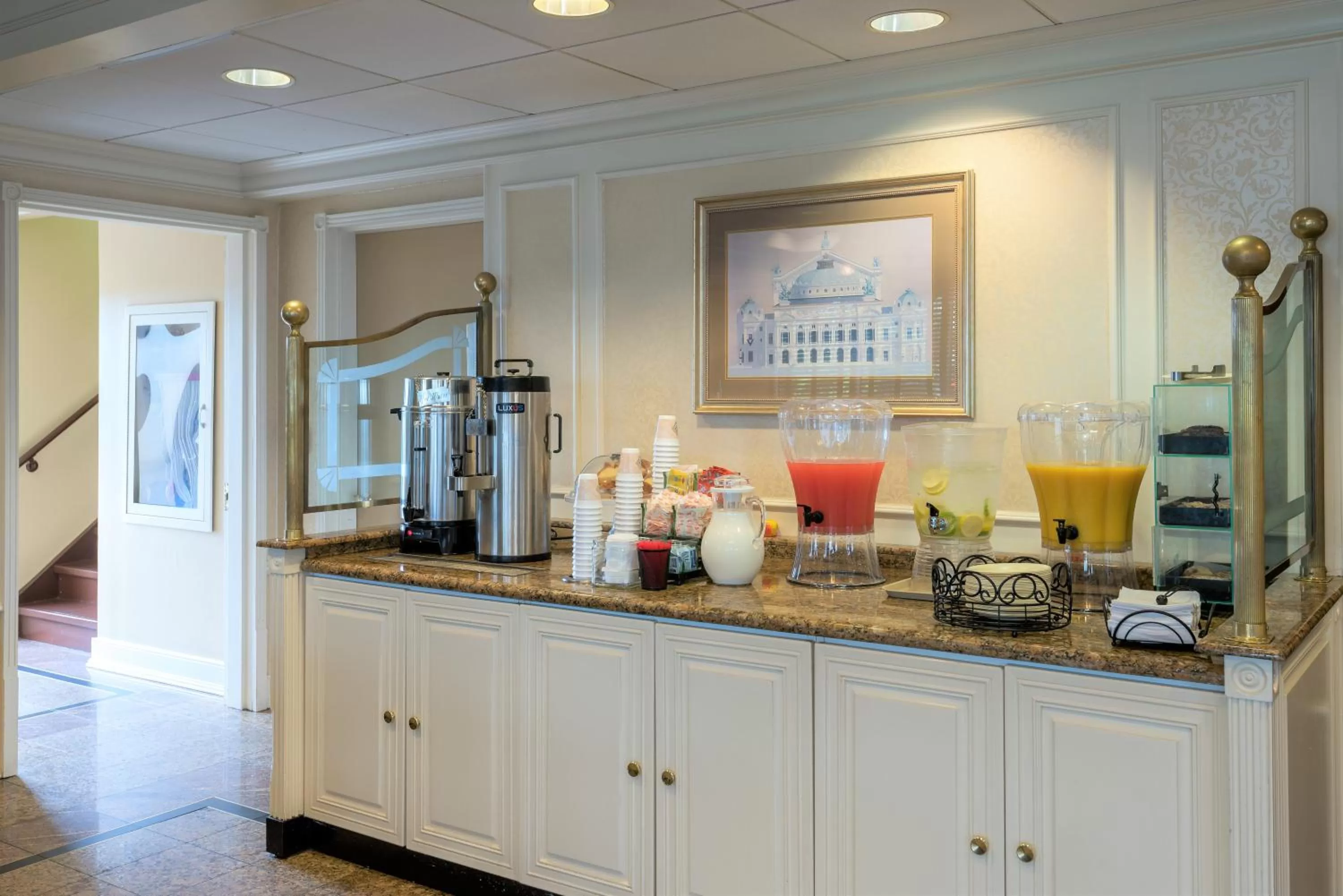 Coffee/tea facilities in Five Towns Inn - JFK Airport