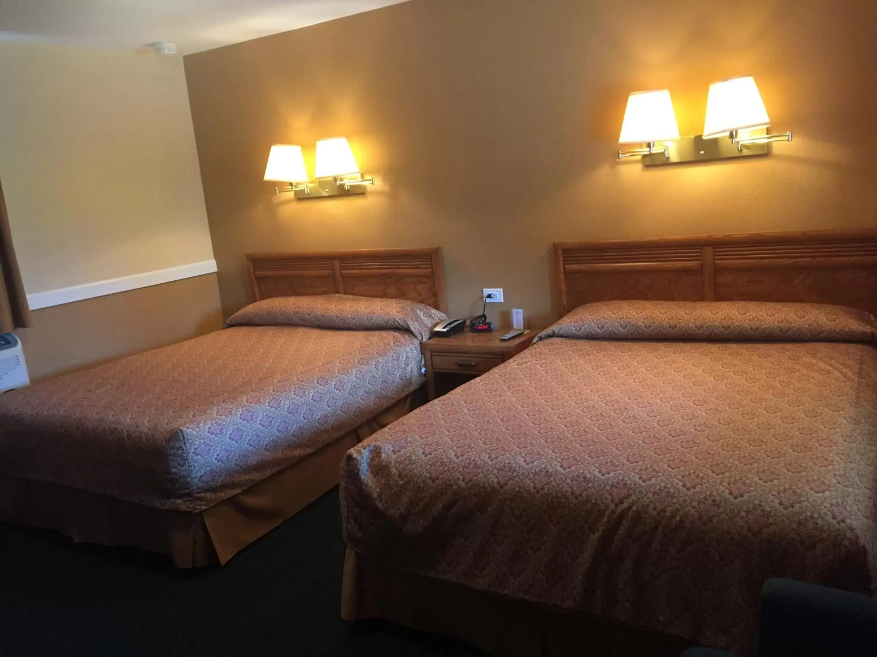 Bed in Briarcliff Motel