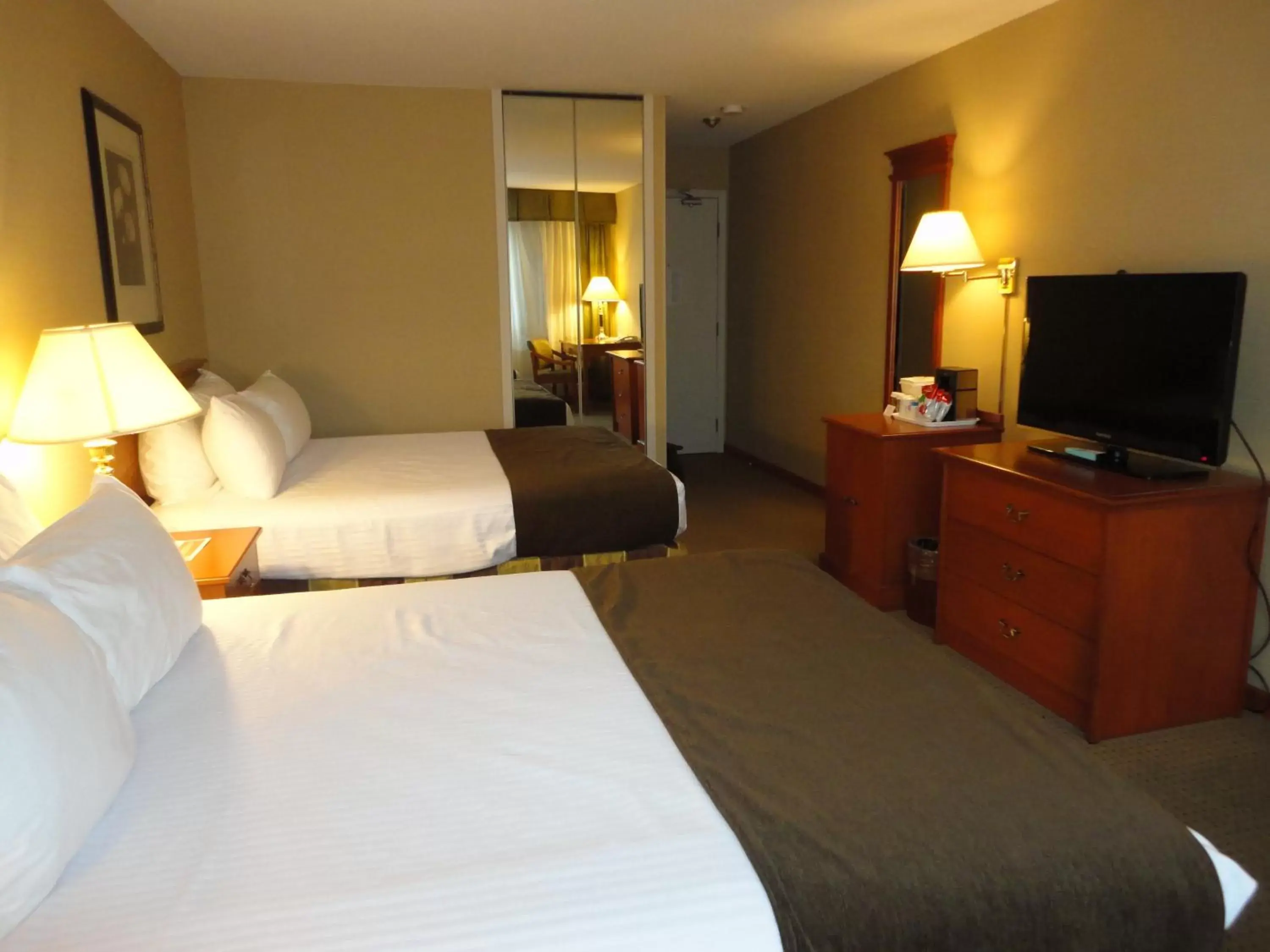 Bed in Ramada by Wyndham Kelowna Hotel & Conference Center