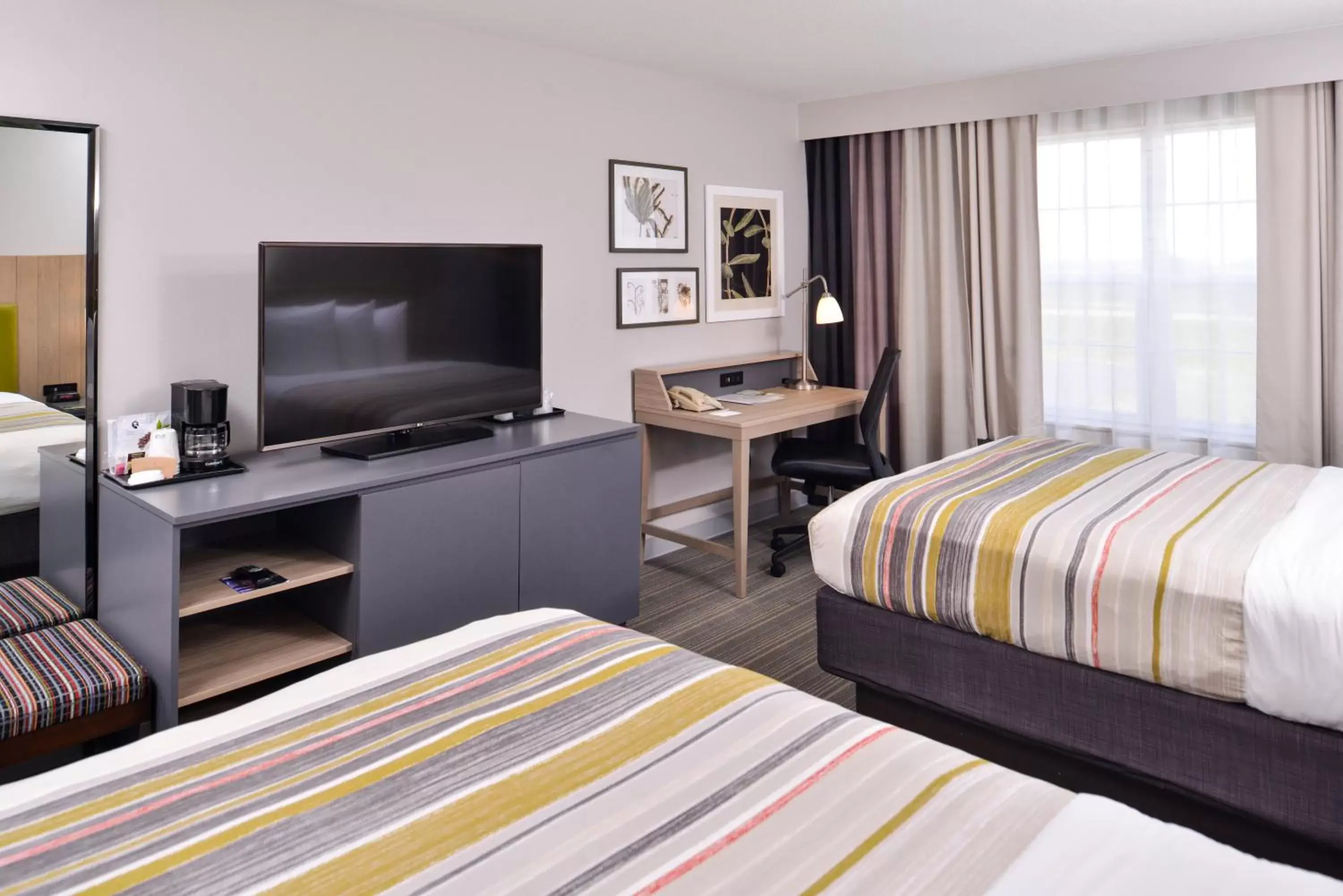 TV and multimedia, Bed in Country Inn & Suites by Radisson, Tinley Park, IL