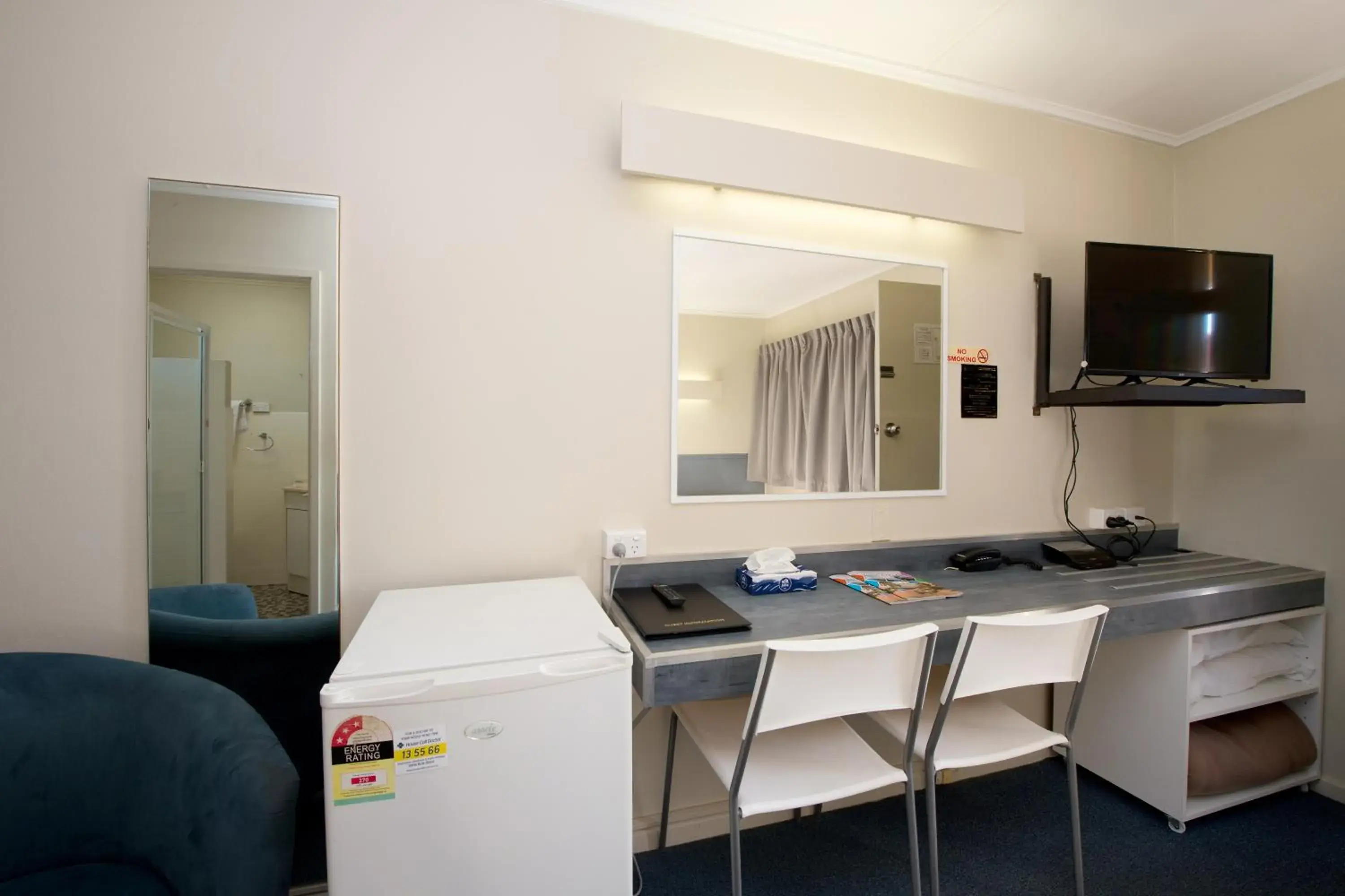 TV and multimedia, Kitchen/Kitchenette in Mineral Sands Motel