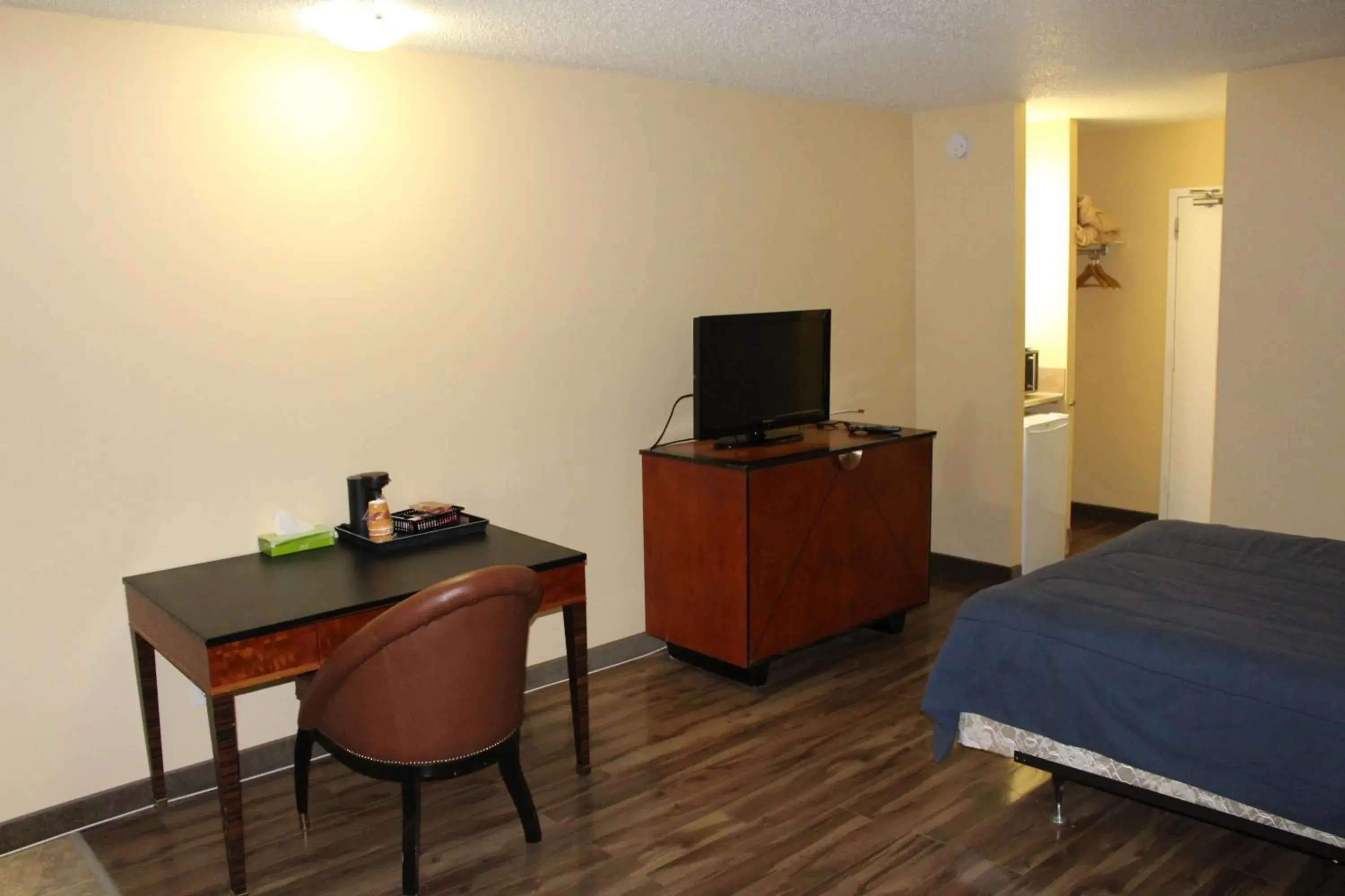 Bedroom, TV/Entertainment Center in Travelodge by Wyndham Swift Current