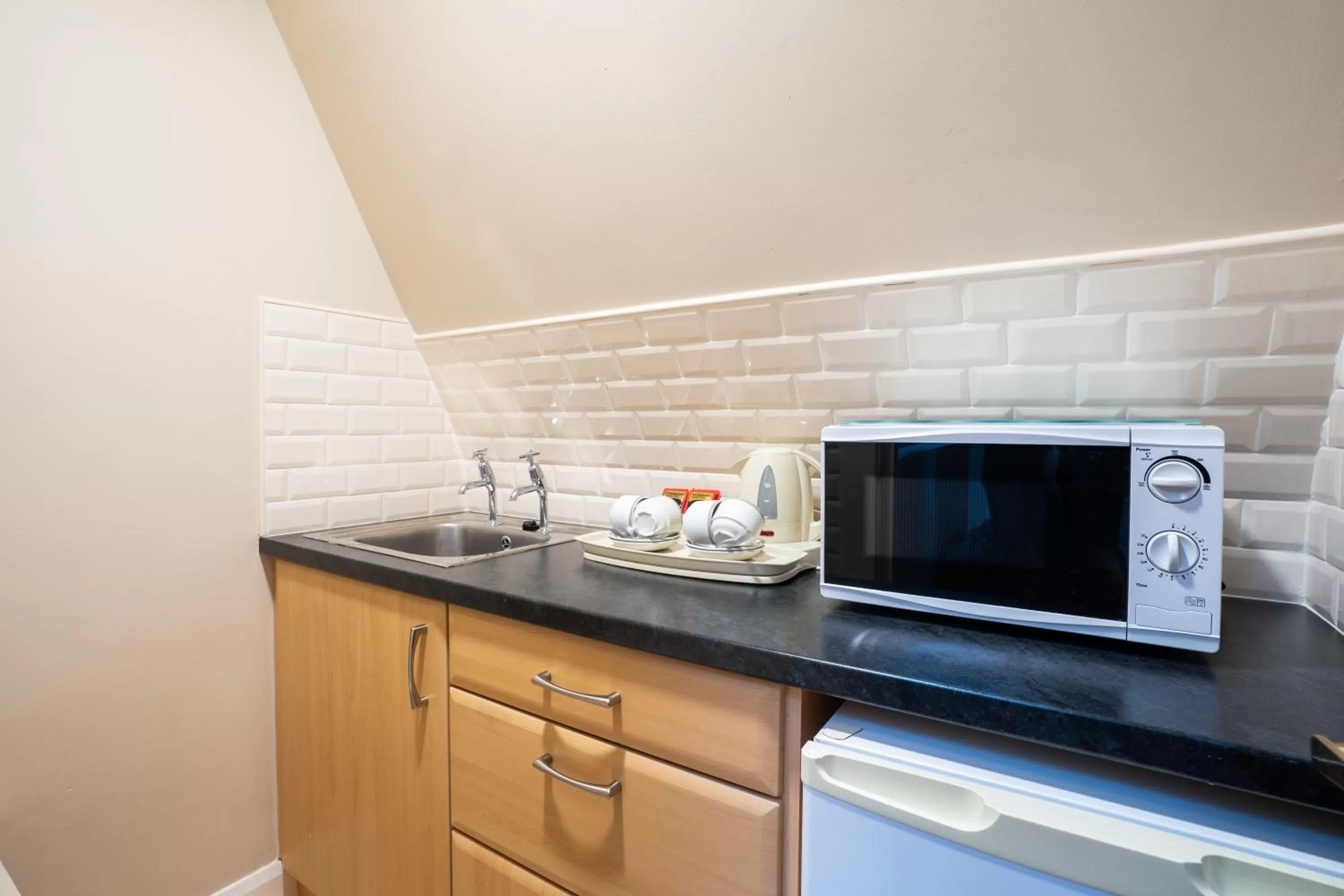 Kitchen or kitchenette in Belmore Court & Motel