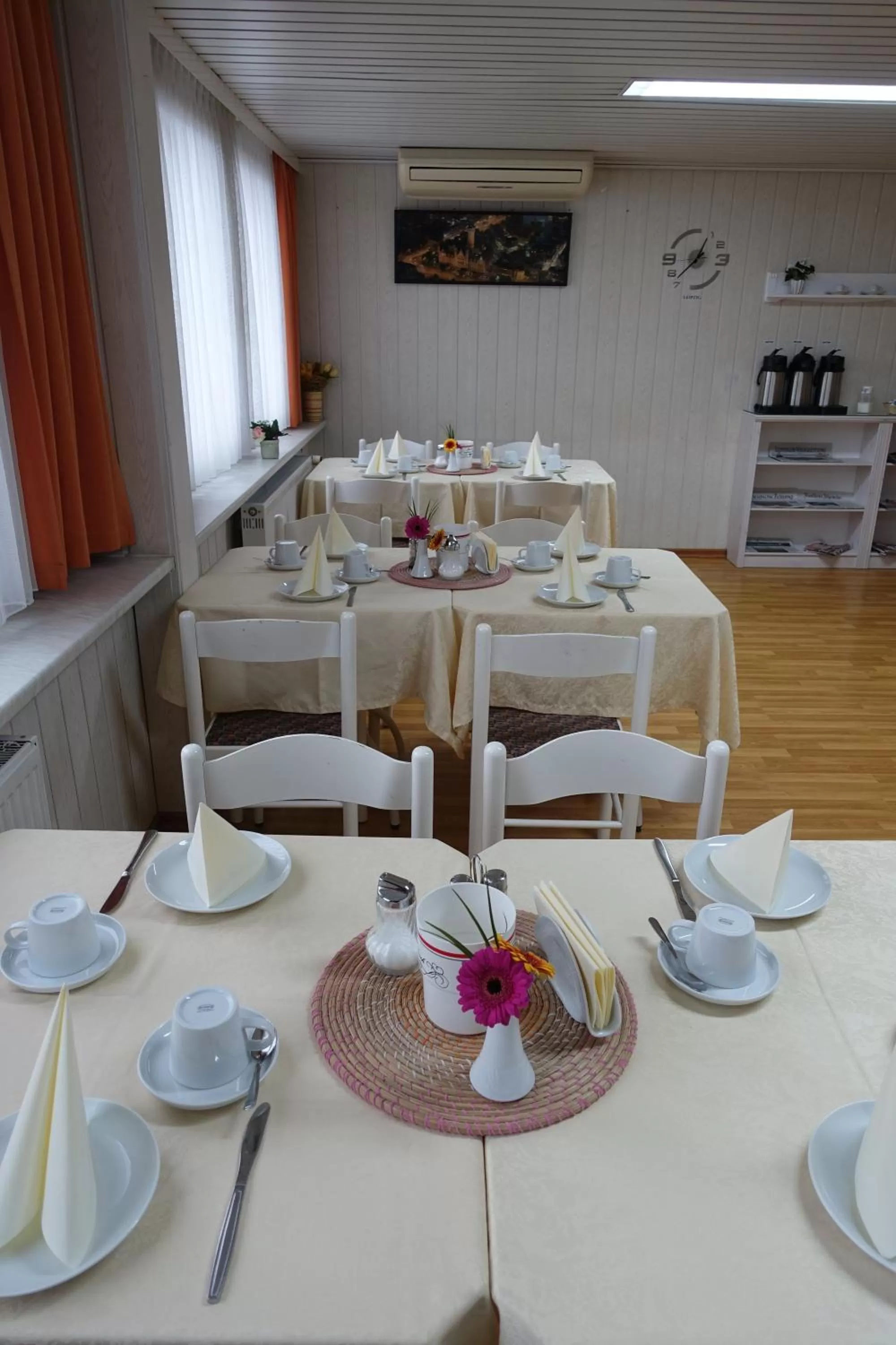 Restaurant/places to eat in Stern Hotel