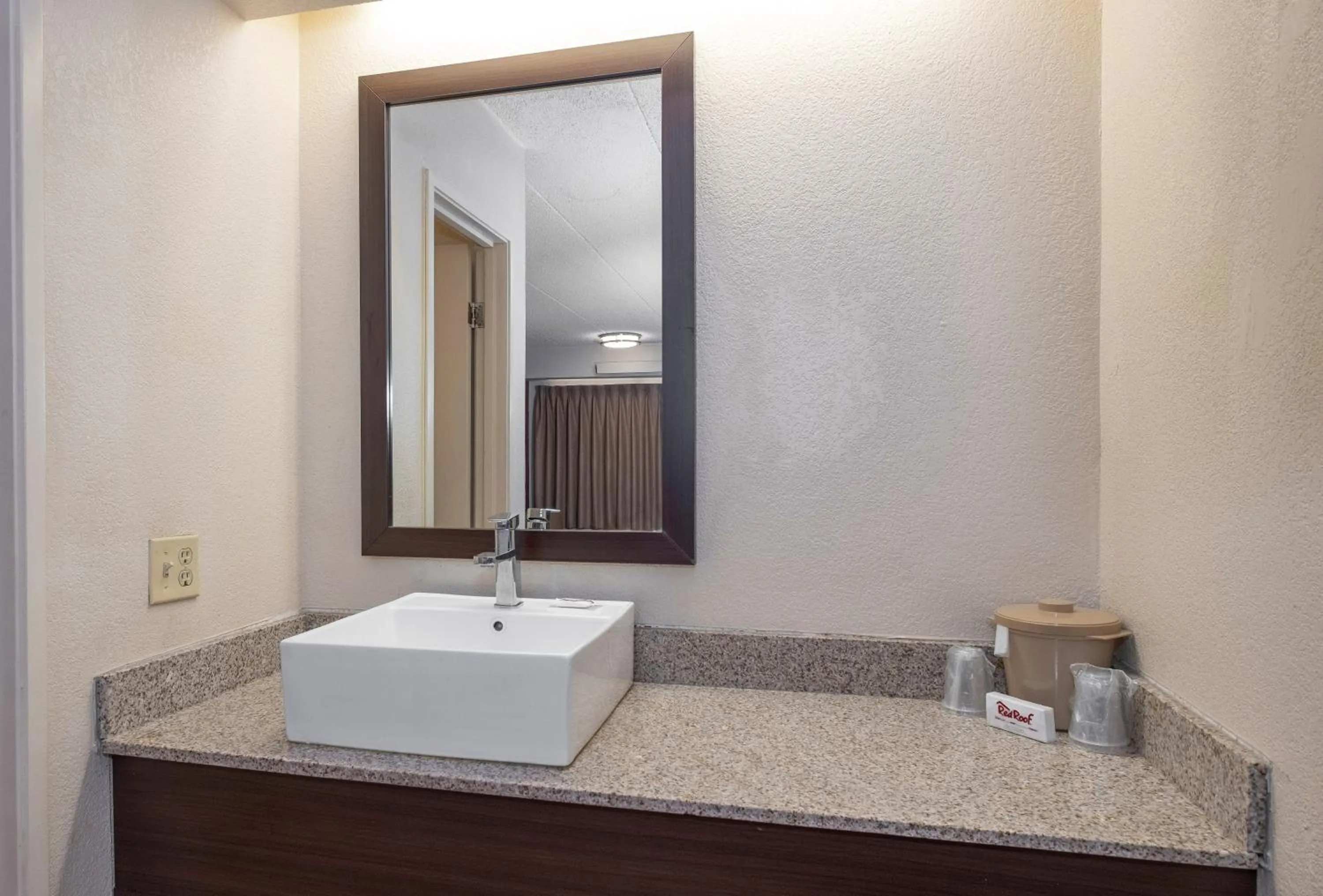 Bathroom in Red Roof Inn Washington DC-Lanham