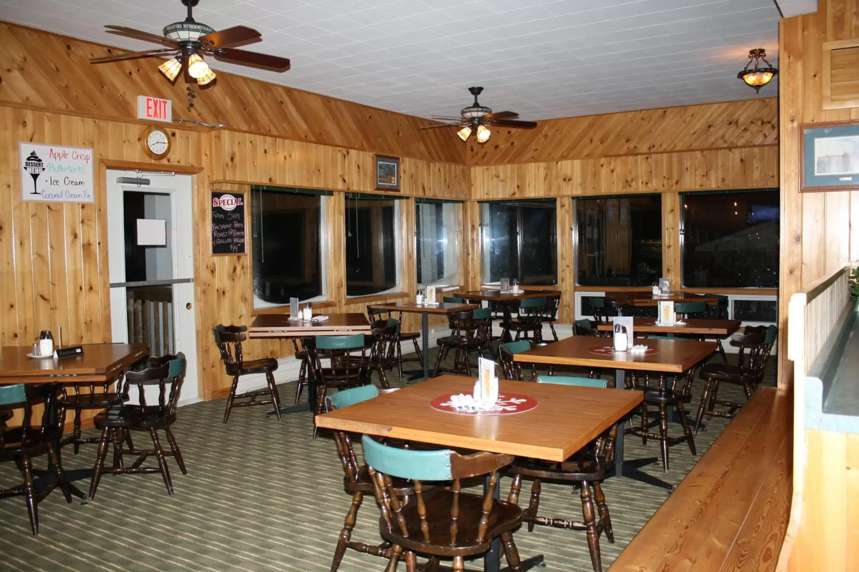 Restaurant/Places to Eat in Carolyn Beach Inn