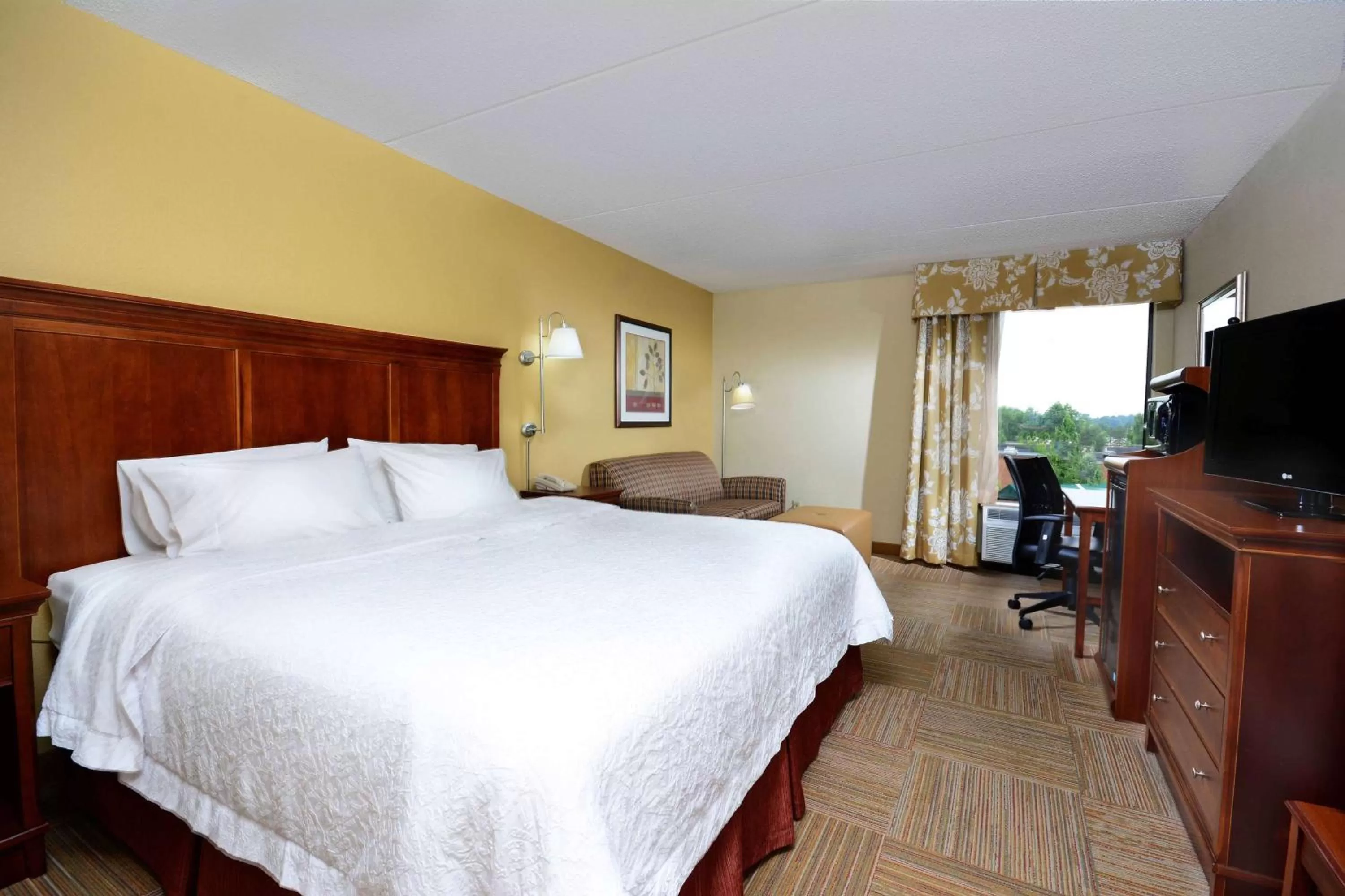 Living room, Bed in Hampton Inn Raleigh Capital Blvd North