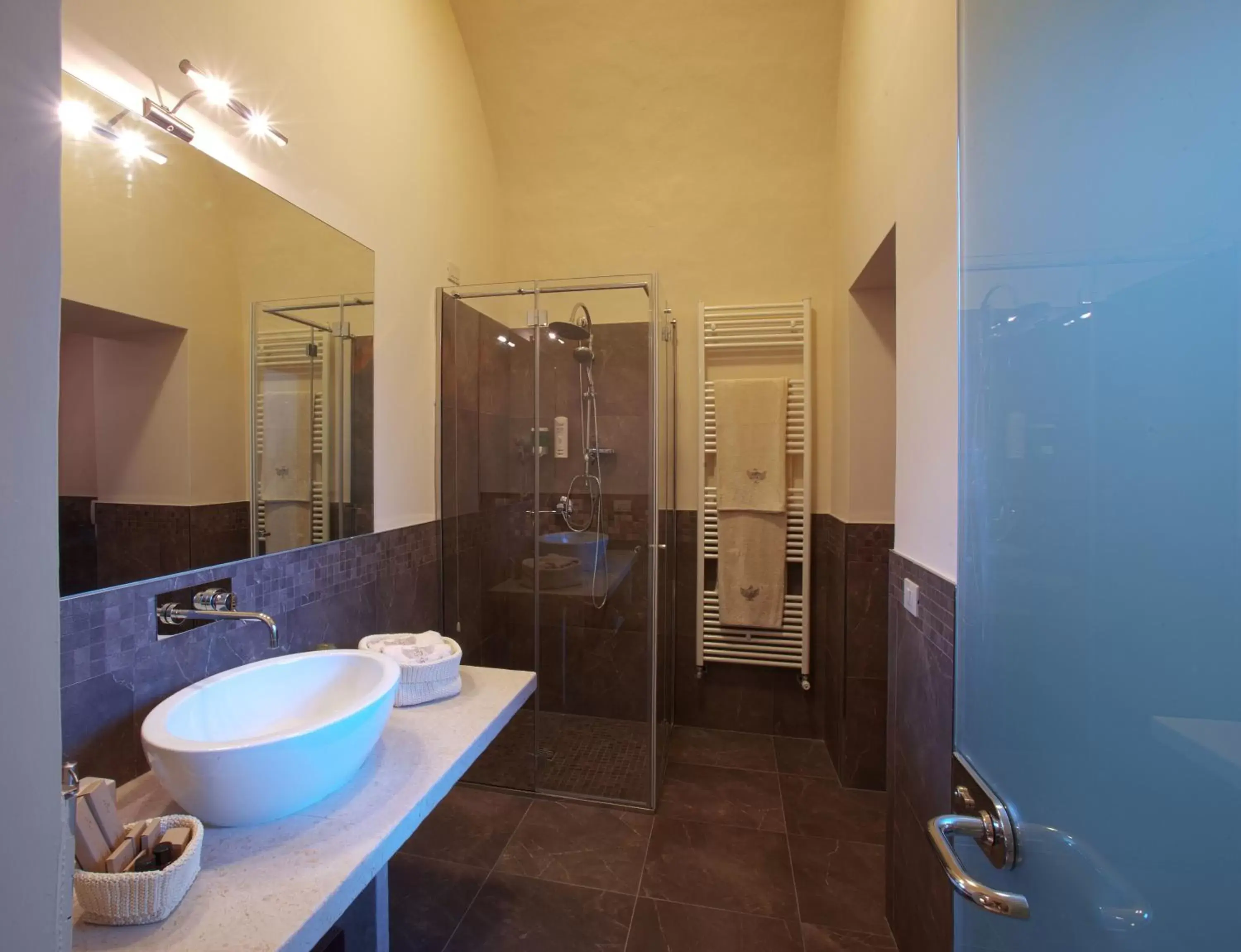 Bathroom in Dimora Storica Torre Del Parco 1419