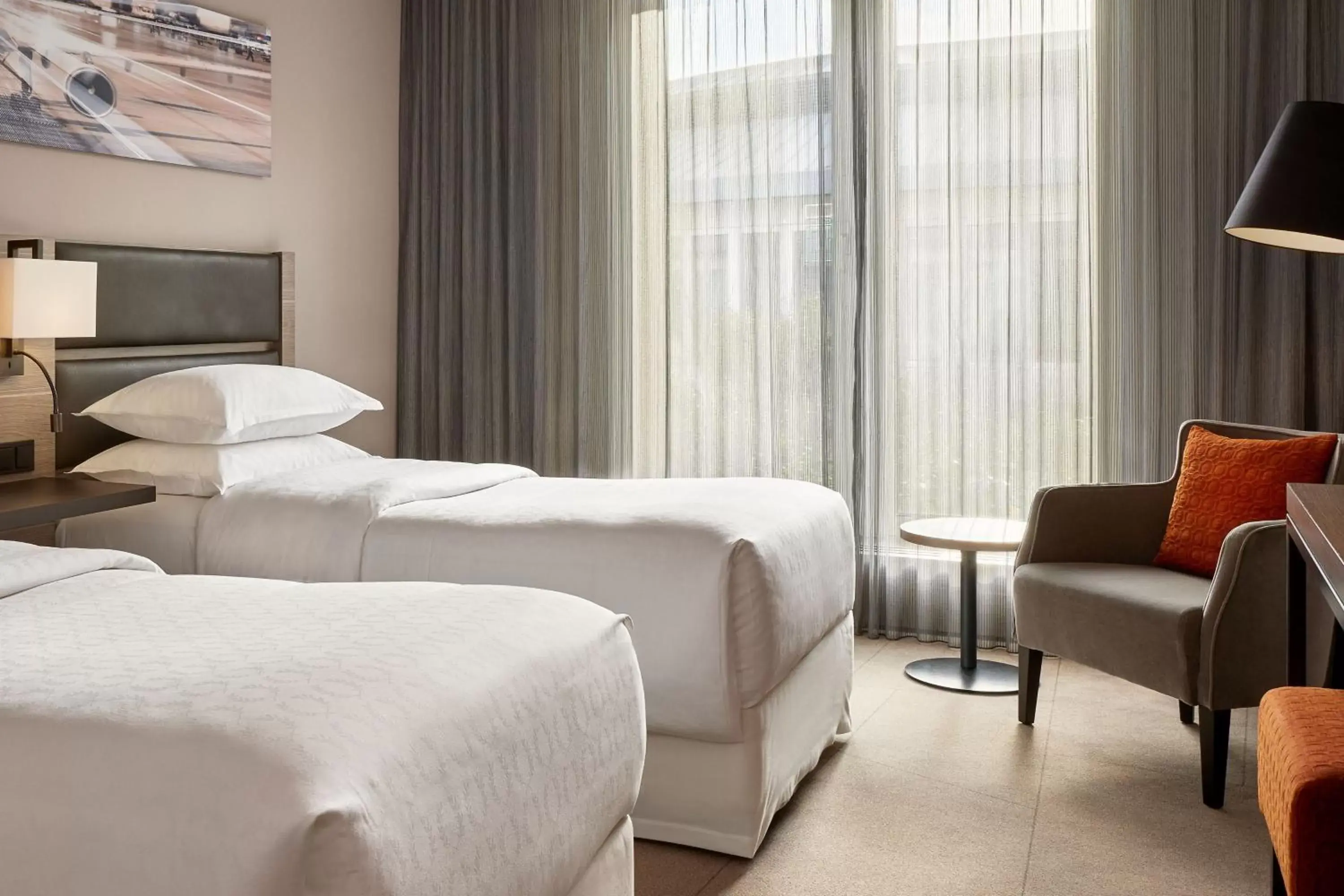 Photo of the whole room, Bed in Sheraton Duesseldorf Airport Hotel