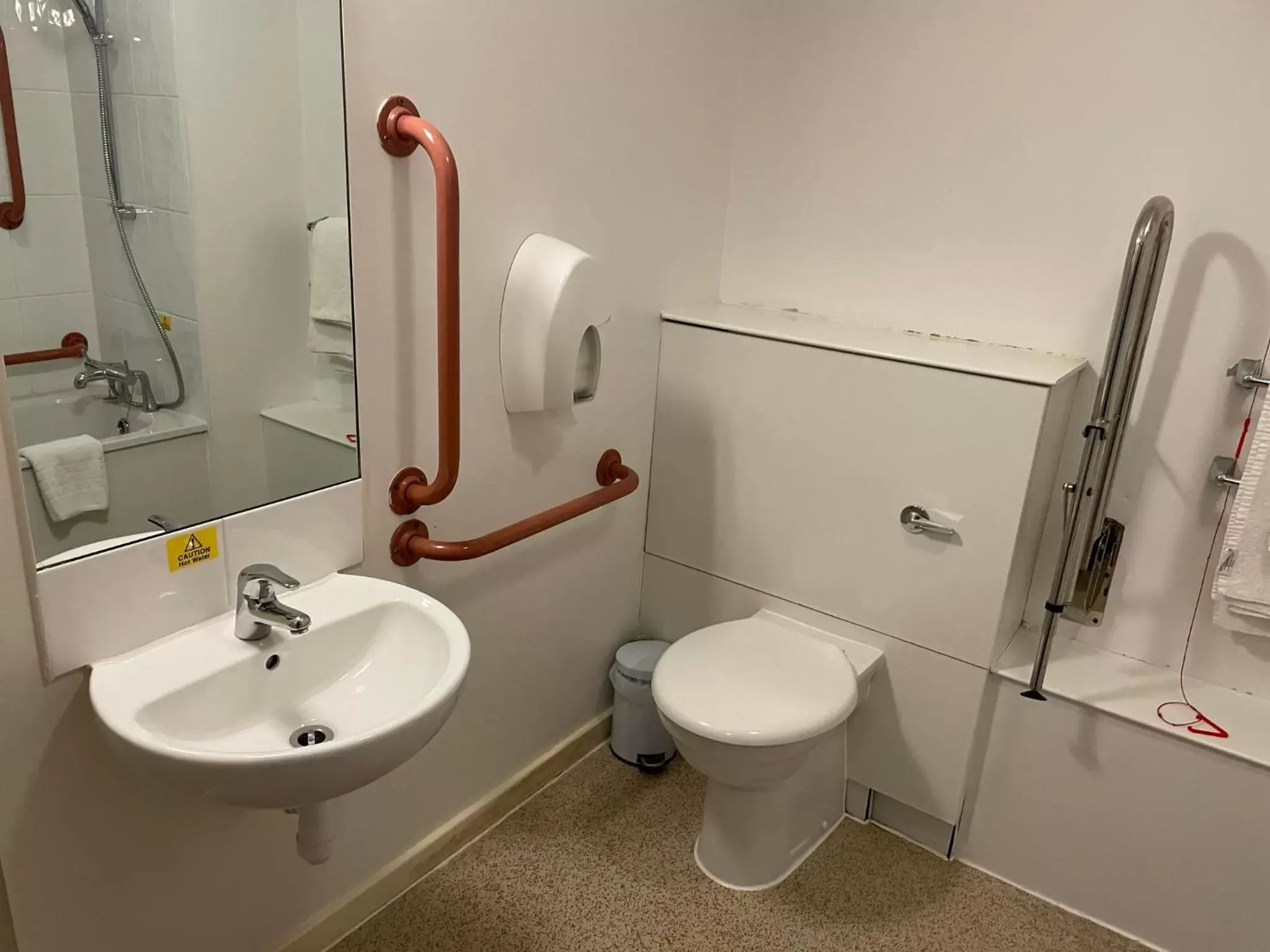 Facility for disabled guests, Bathroom in Cat & Lion Country Pub and Hotel