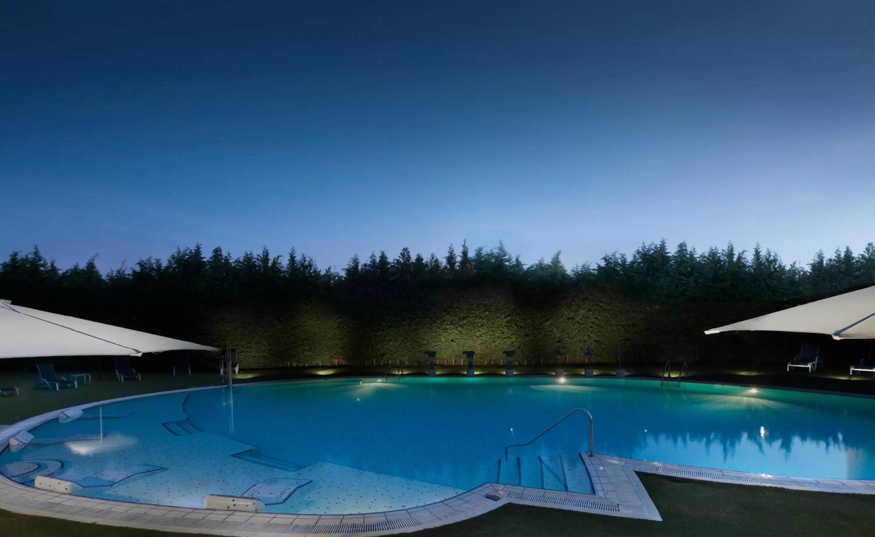 Swimming pool in BAH Barcelona Airport Hotel