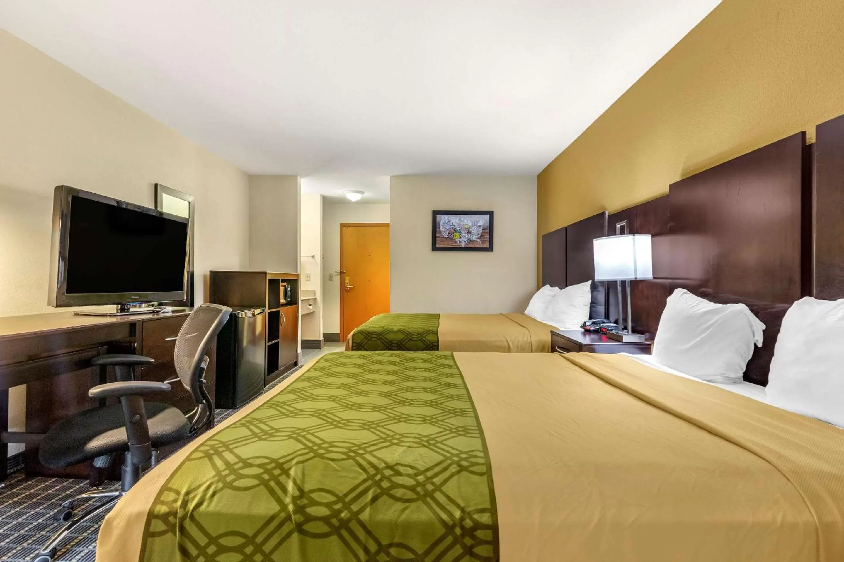 Photo of the whole room, Bed in Econo Lodge Brunswick Travel Center