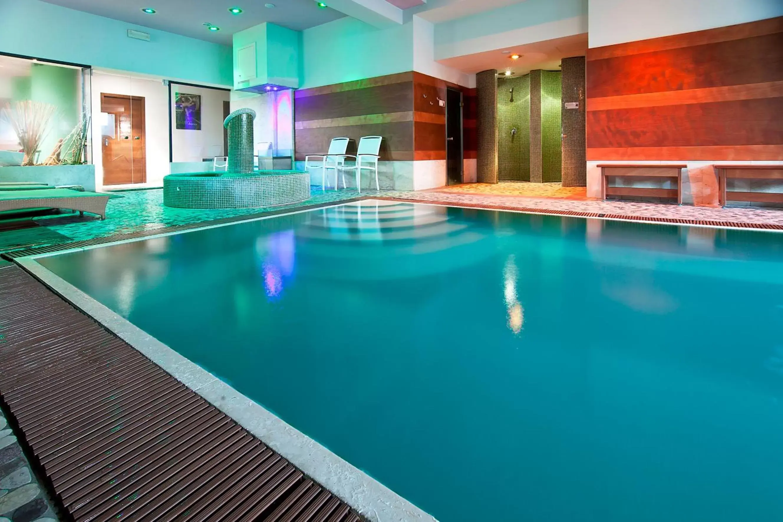Hot Tub, Swimming Pool in Hotel Lovere Resort & Spa