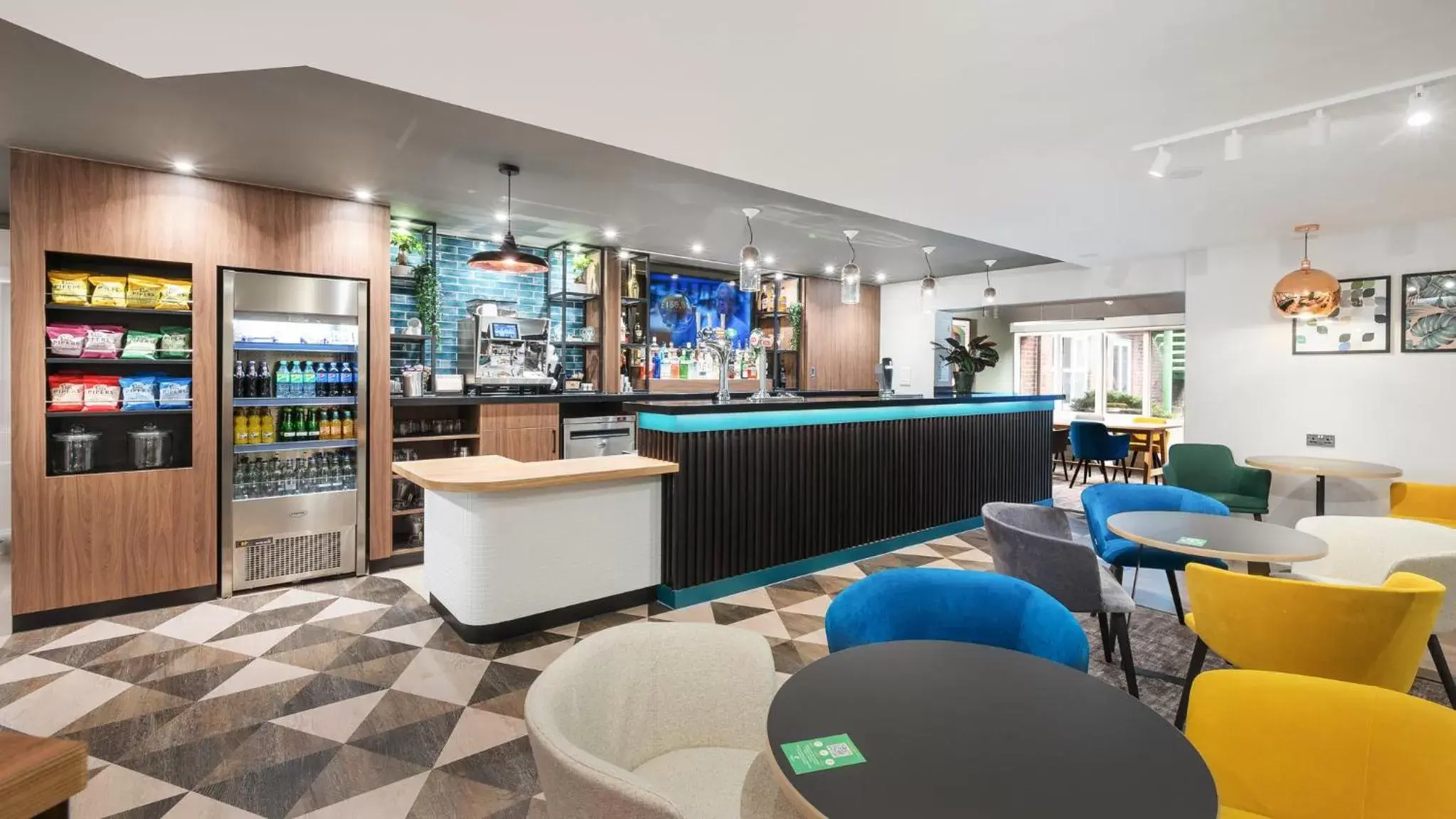 Lounge or bar in Holiday Inn Reading West, an IHG Hotel