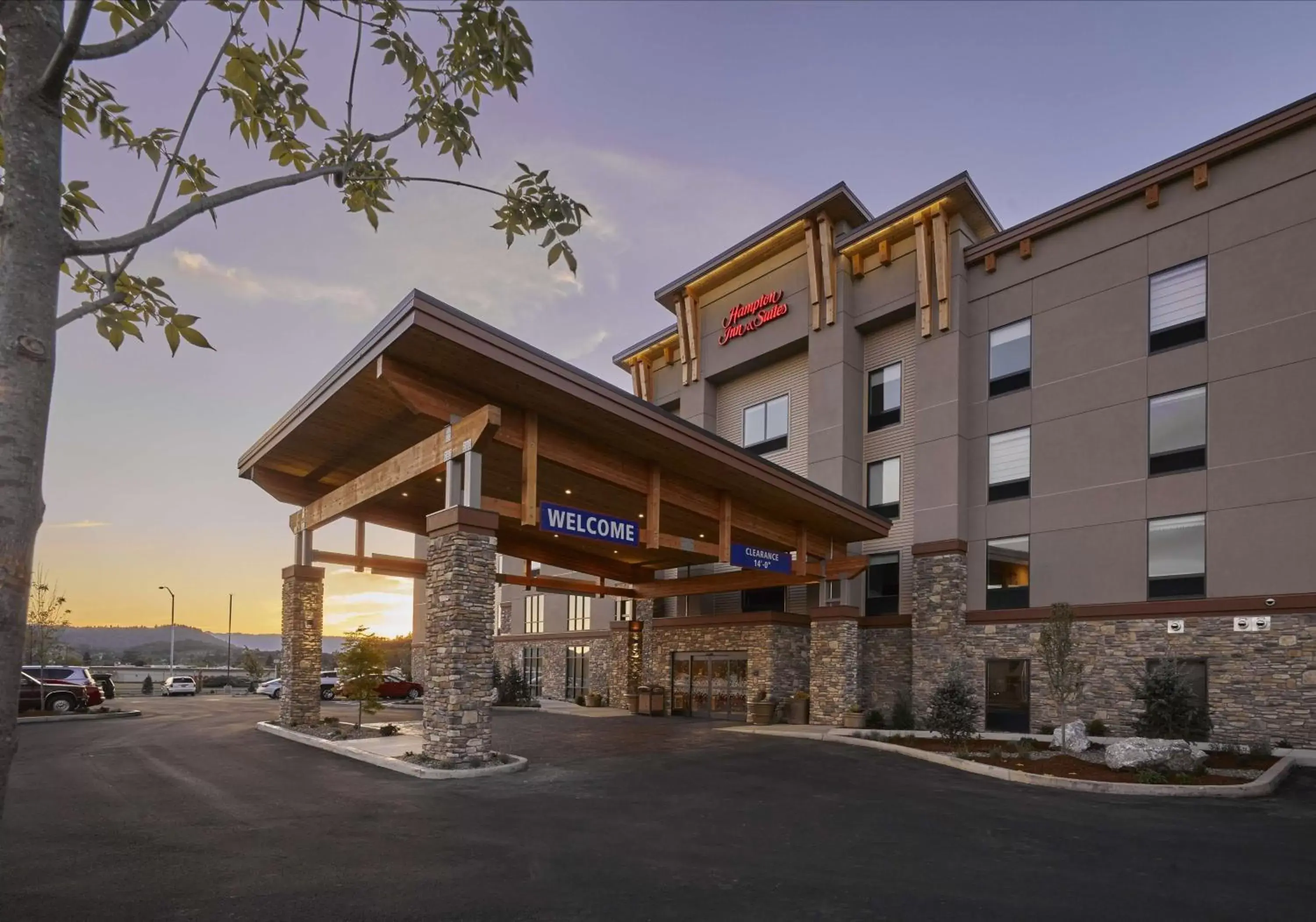 Property Building in Hampton Inn & Suites Roseburg