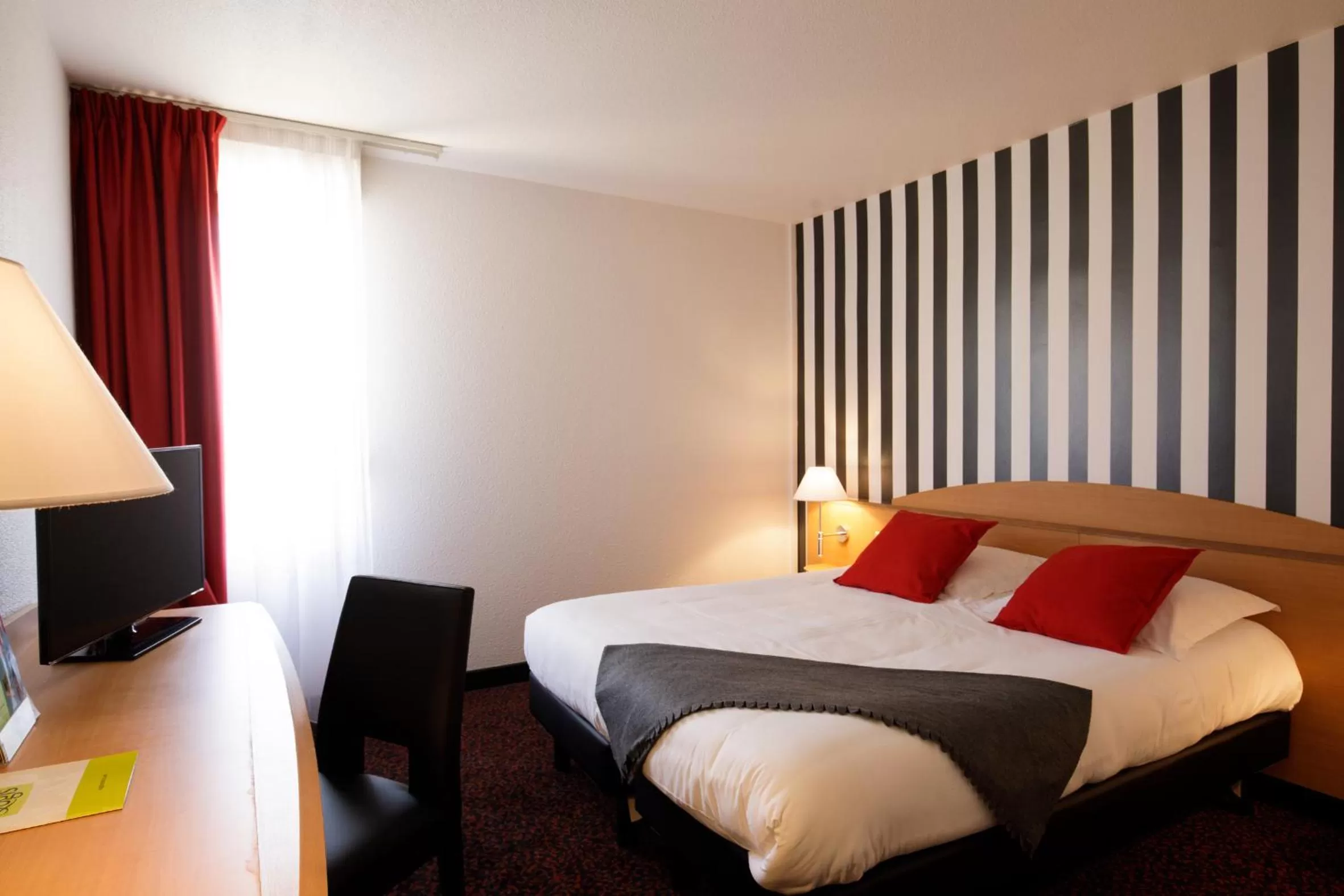 Bed in Logis L'Orée de Chartres - Barjouville