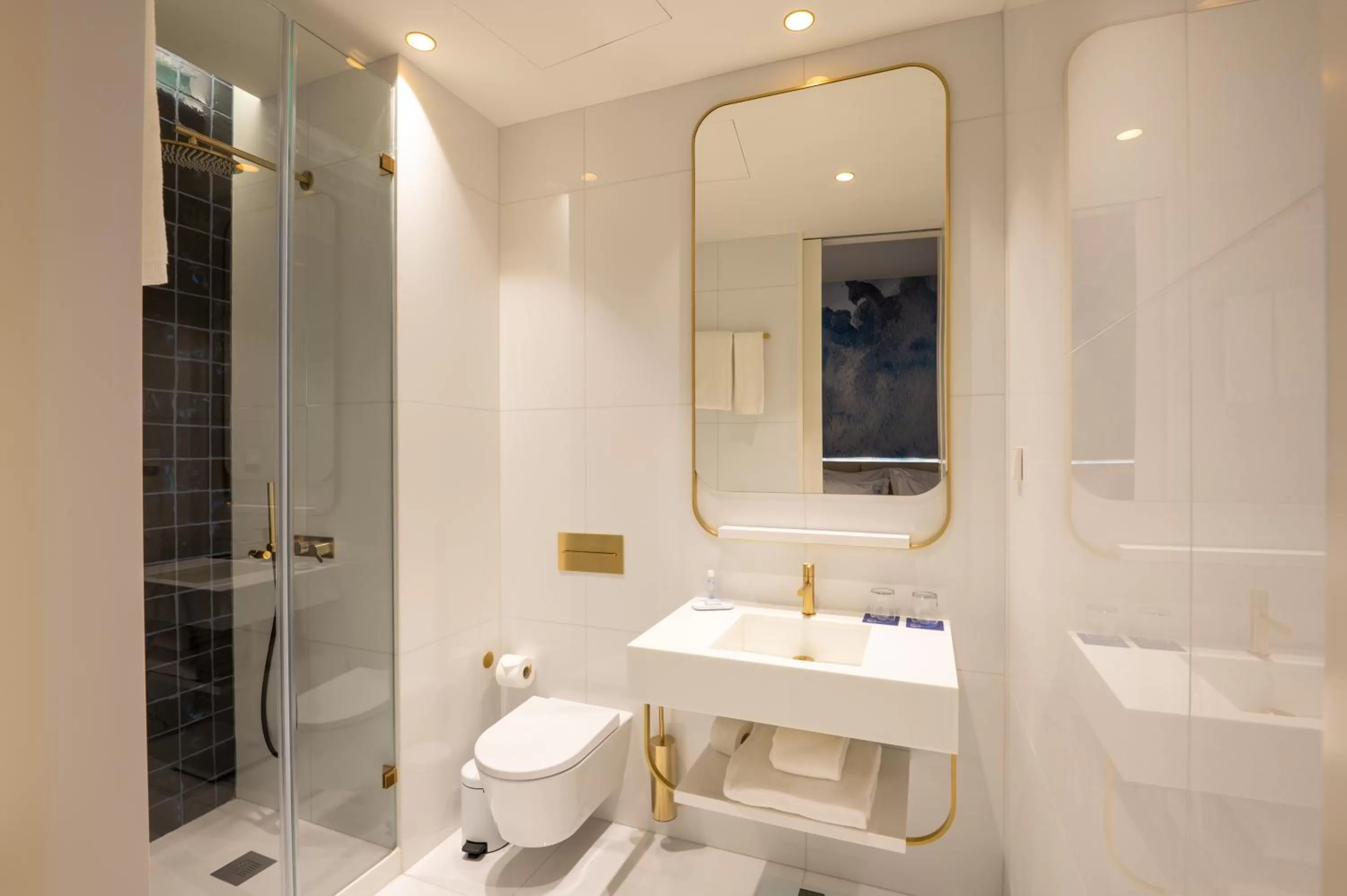 Shower in Blue Liberdade Hotel