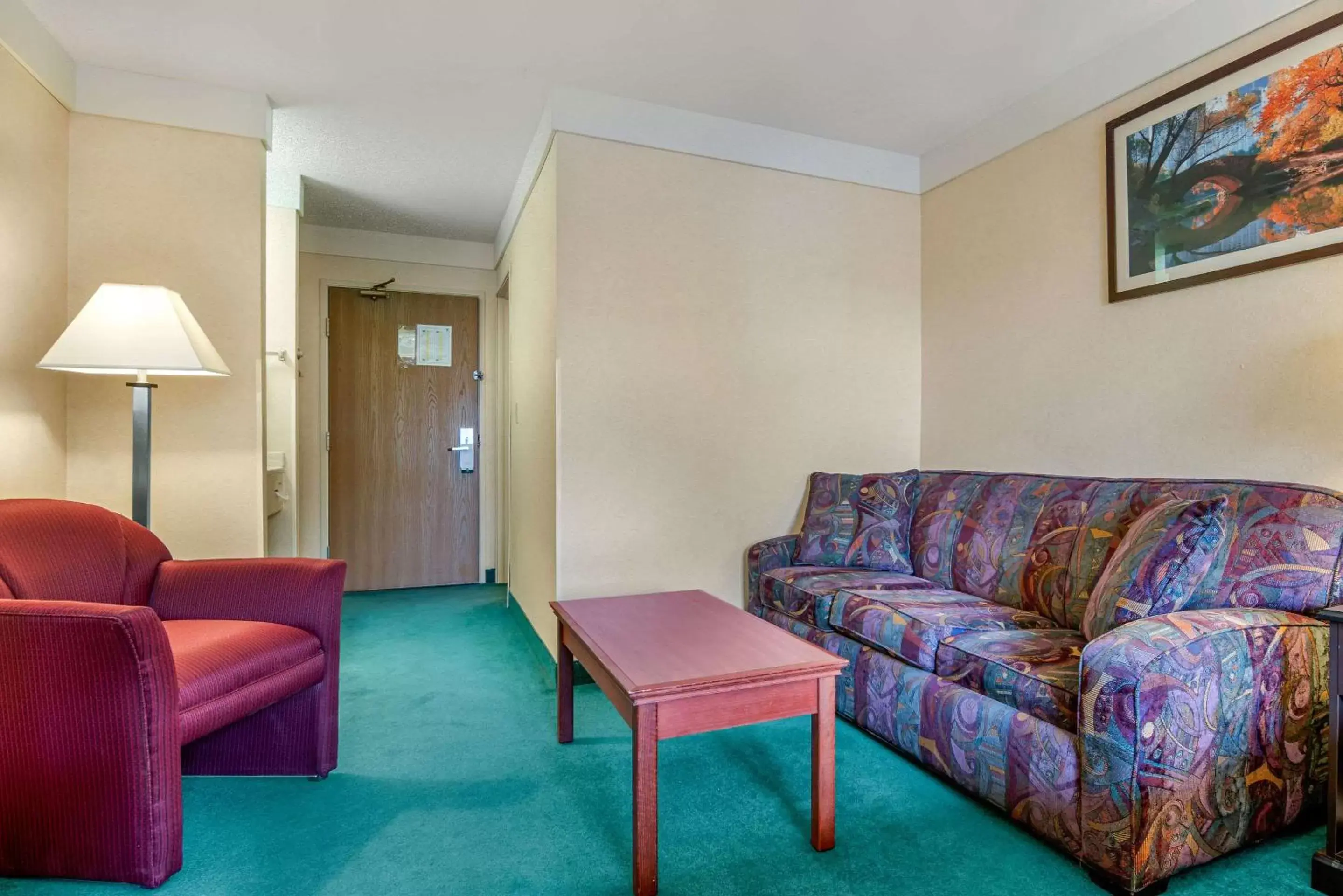 Photo of the whole room, Seating Area in Bend Quality Inn