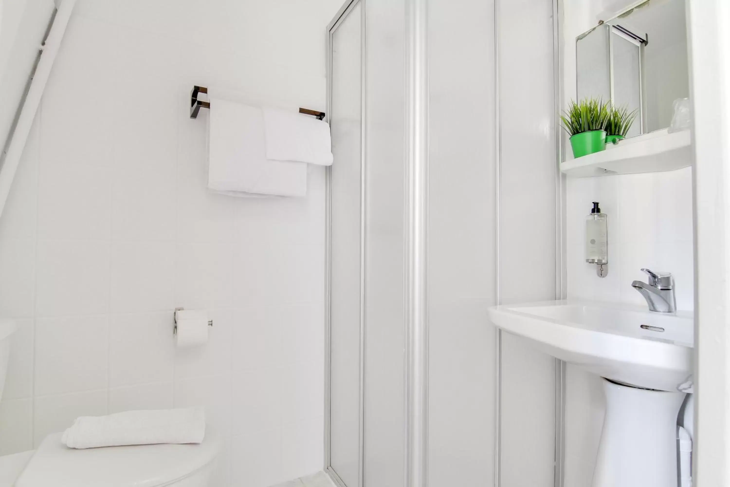 Shower, Bathroom in Hôtel d'Angleterre