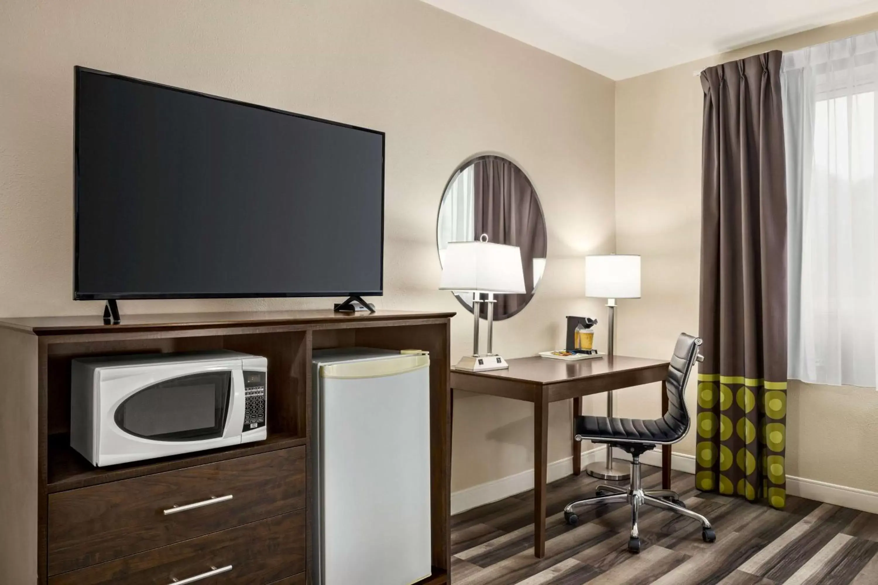 Bed, TV/Entertainment Center in Super 8 by Wyndham Sarnia ON