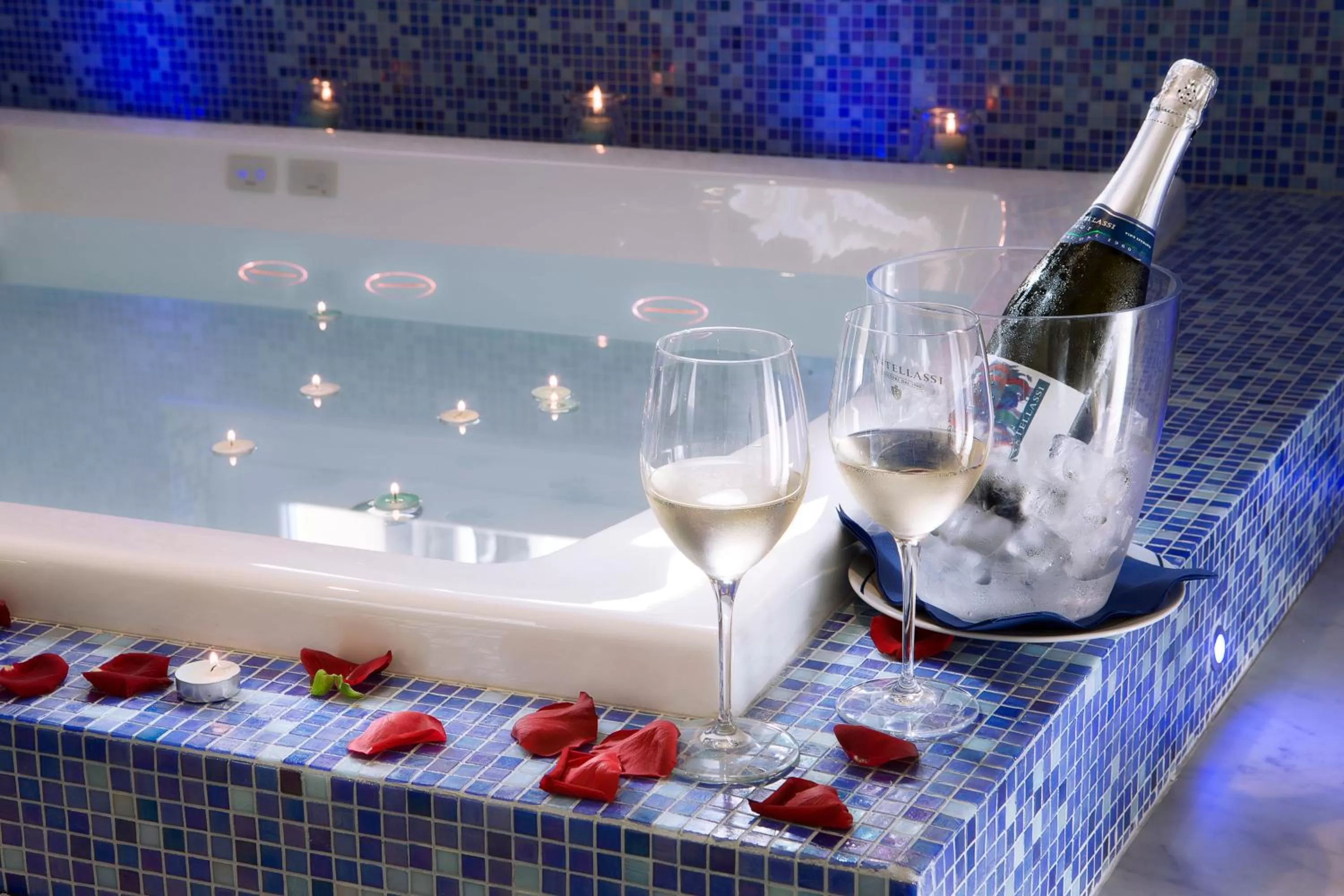 Hot Tub in Hotel Ristorante Toscana