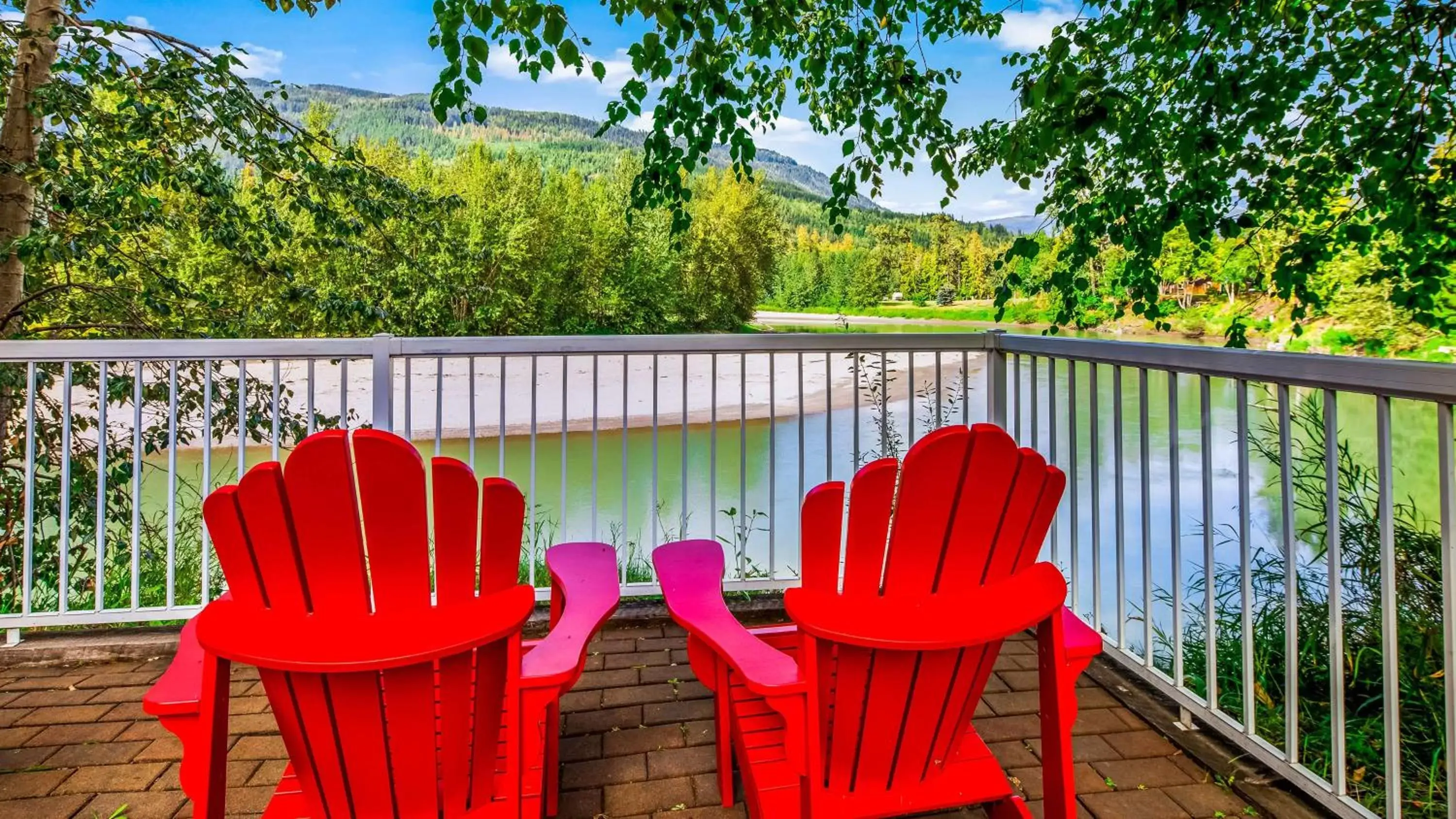 Photo of the whole room, Balcony/Terrace in Best Western Sicamous Inn