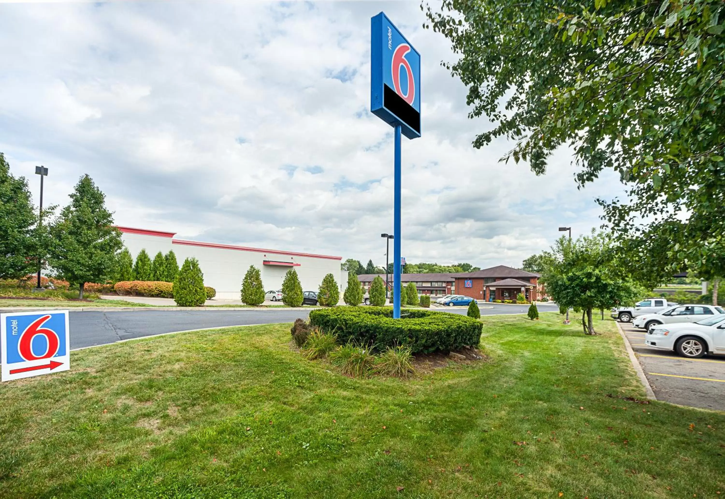 Facade/entrance, Garden in Motel 6-Binghamton, NY