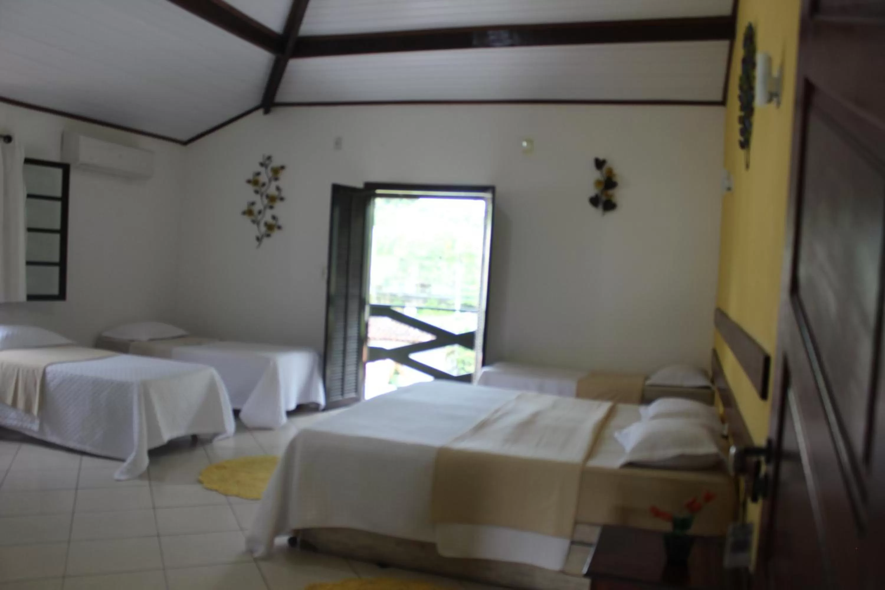 Photo of the whole room, Bed in Pousada Flor de Paraty