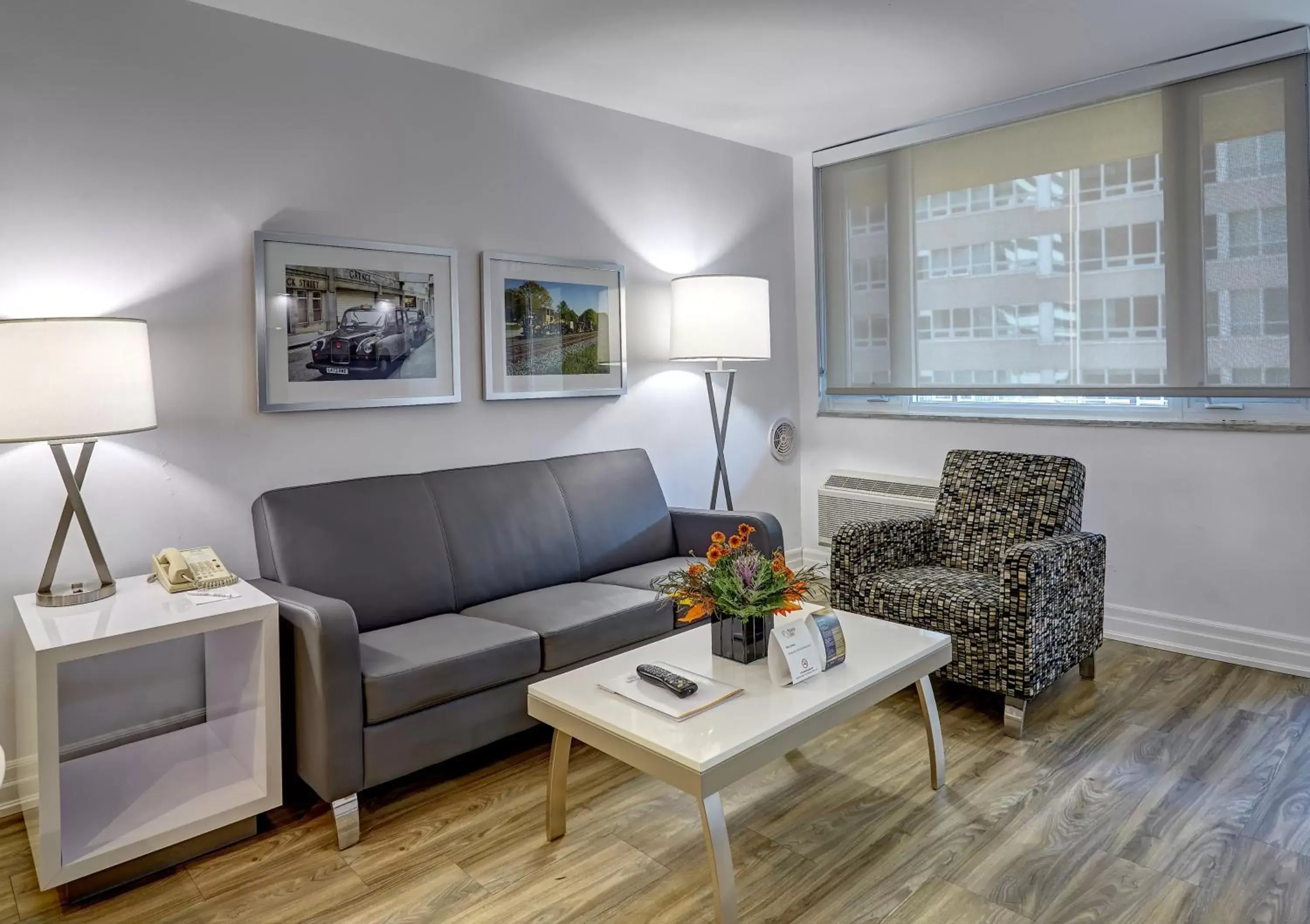 Living room, Seating Area in Town Inn Suites Hotel