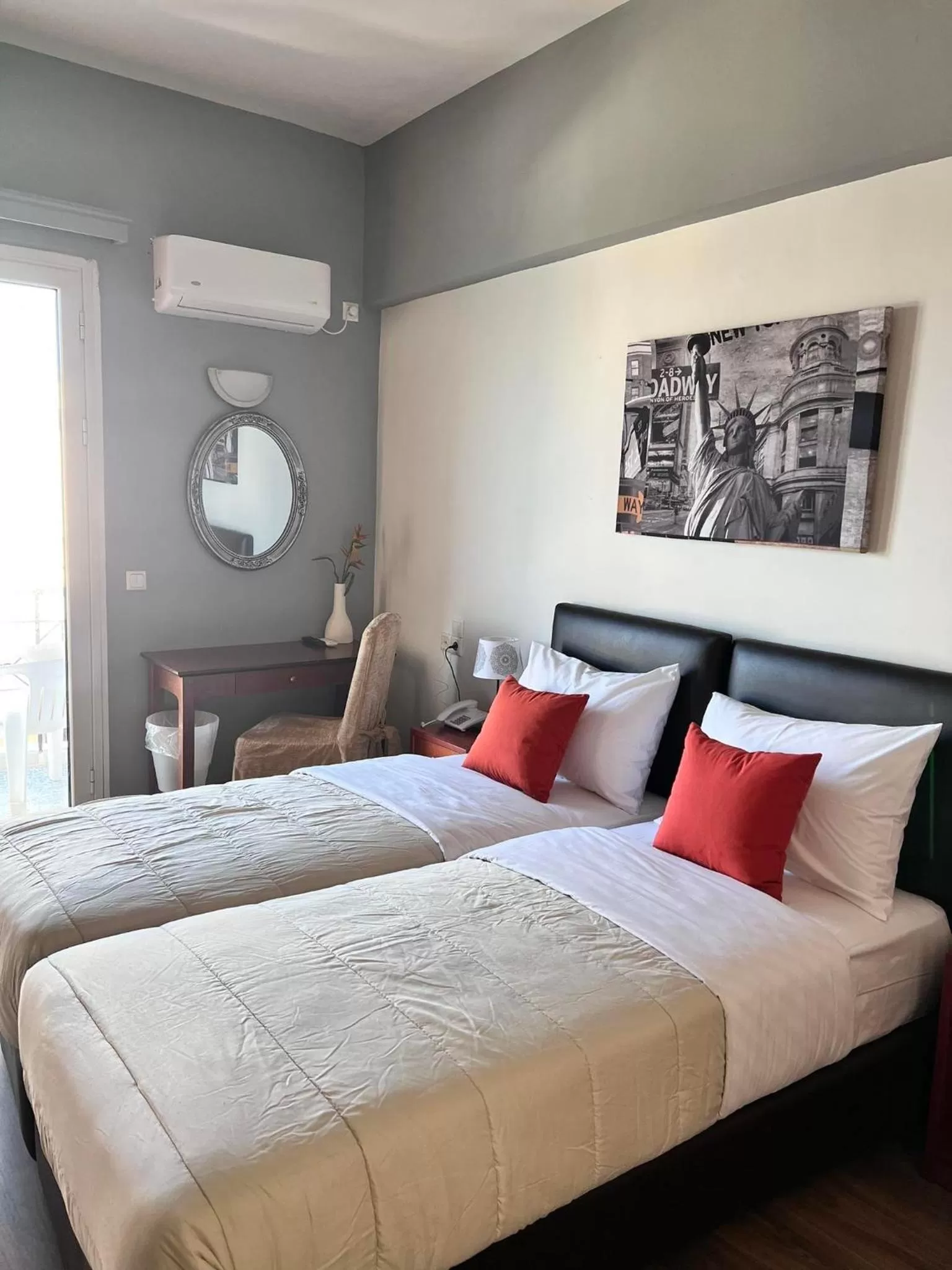 Bed in Queens Leriotis Hotel