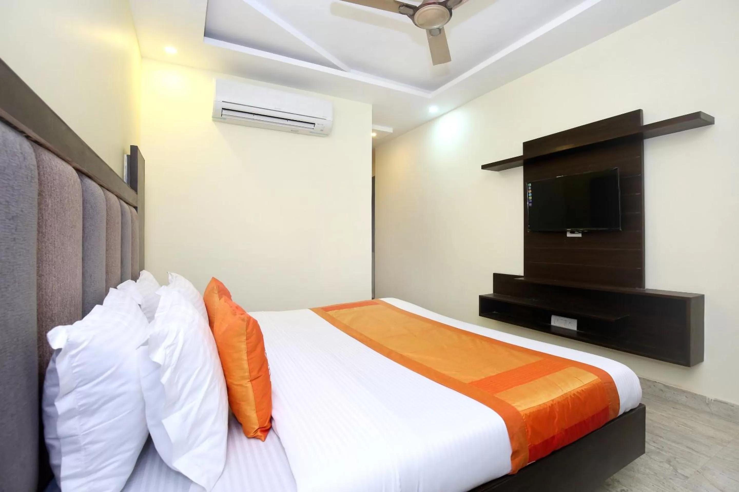 Bedroom, Bed in Capital O Hotel Royal