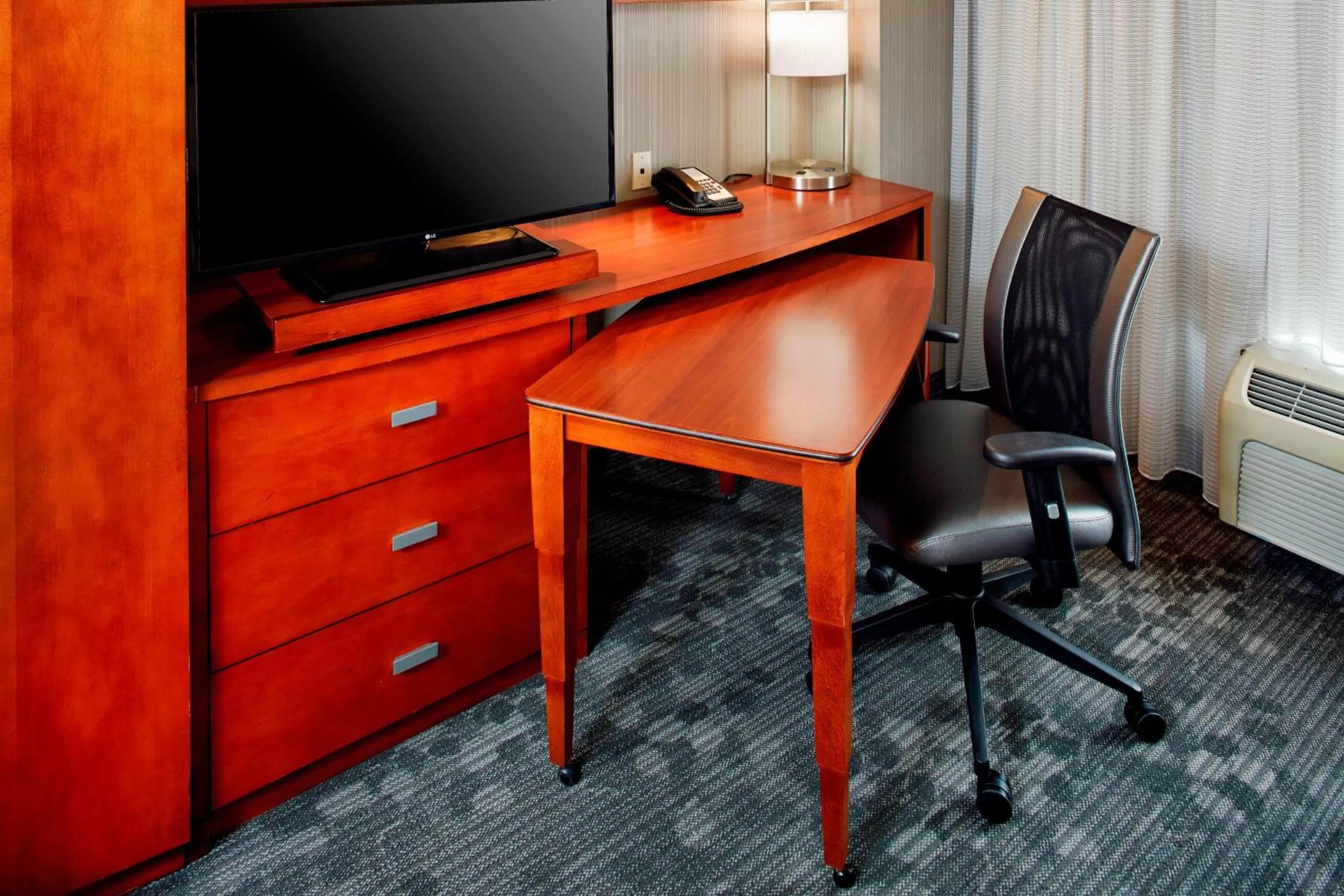 Photo of the whole room in Courtyard Hamilton