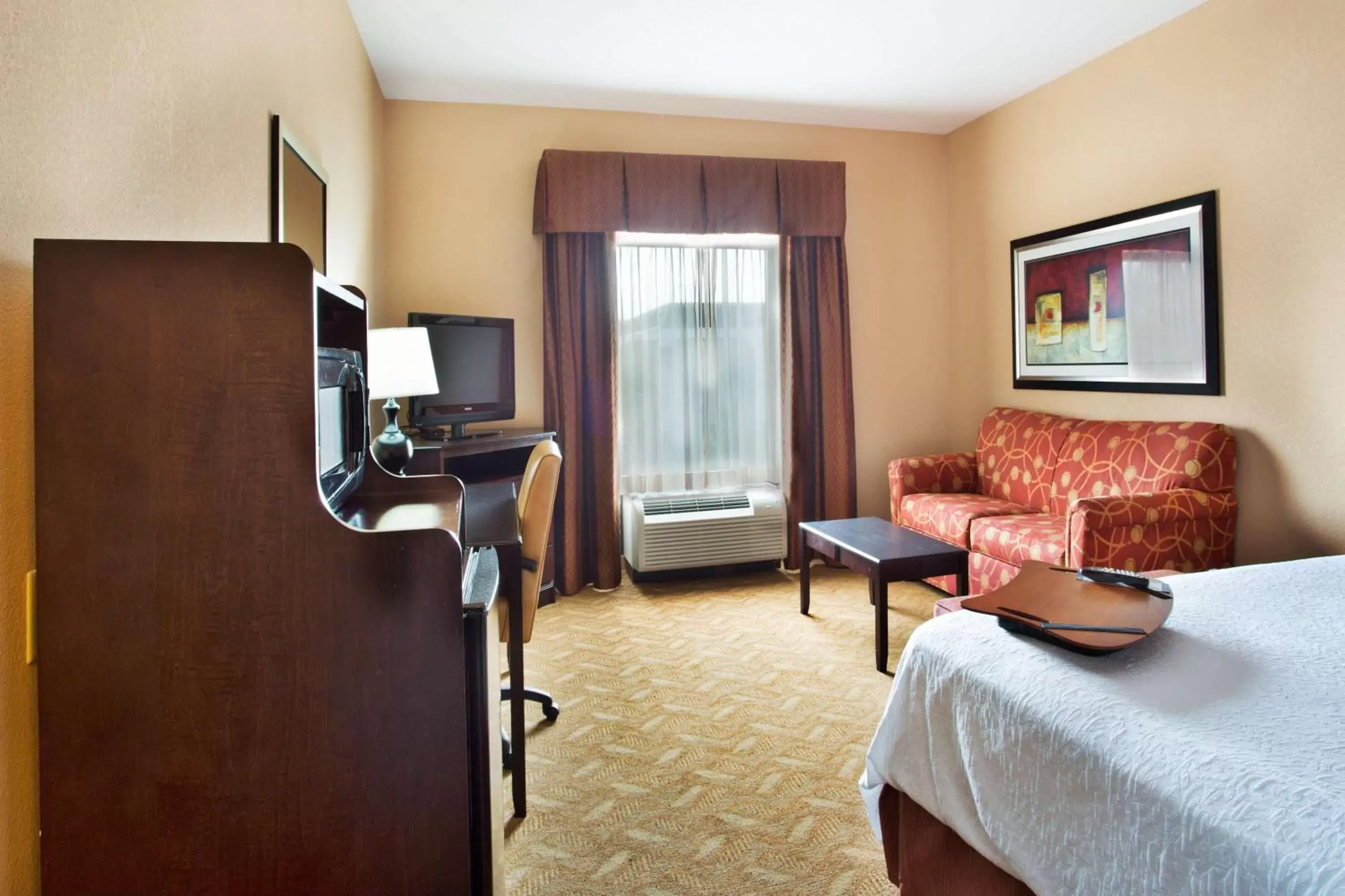 Bed, Seating Area in Hampton Inn & Suites Laurel