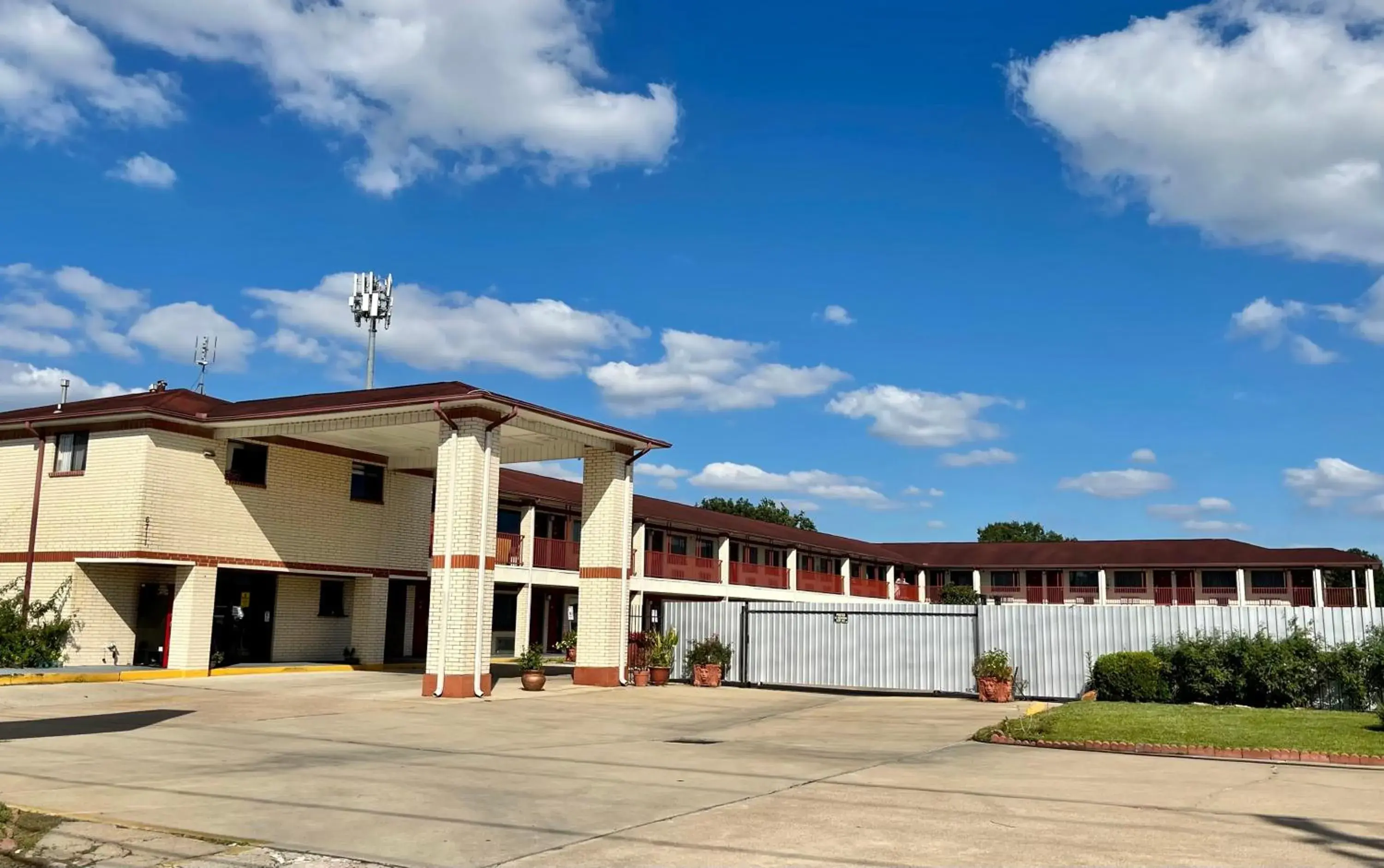 Property Building in Executive Inn and Suites Houston