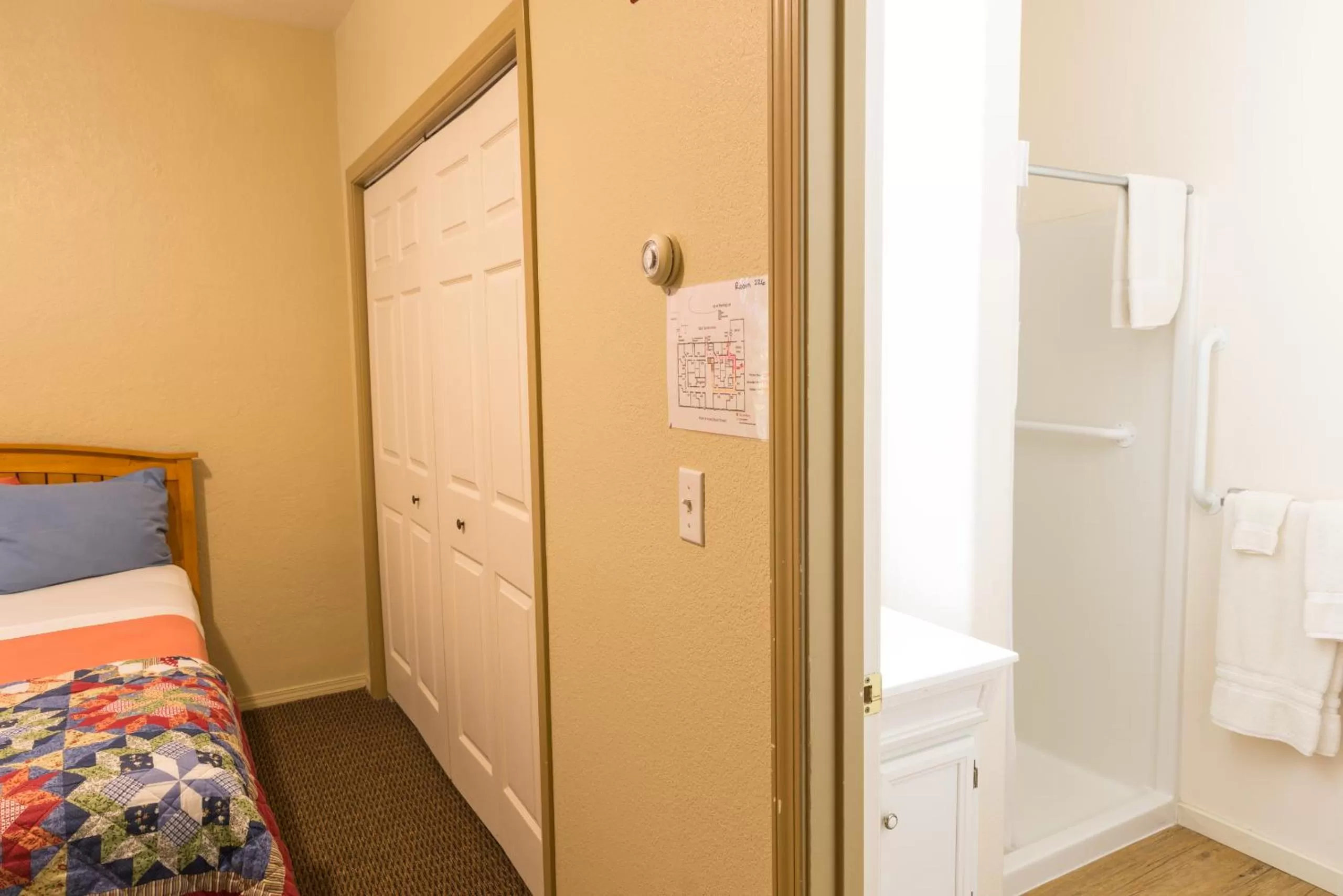 Photo of the whole room in Hotel Cathlamet