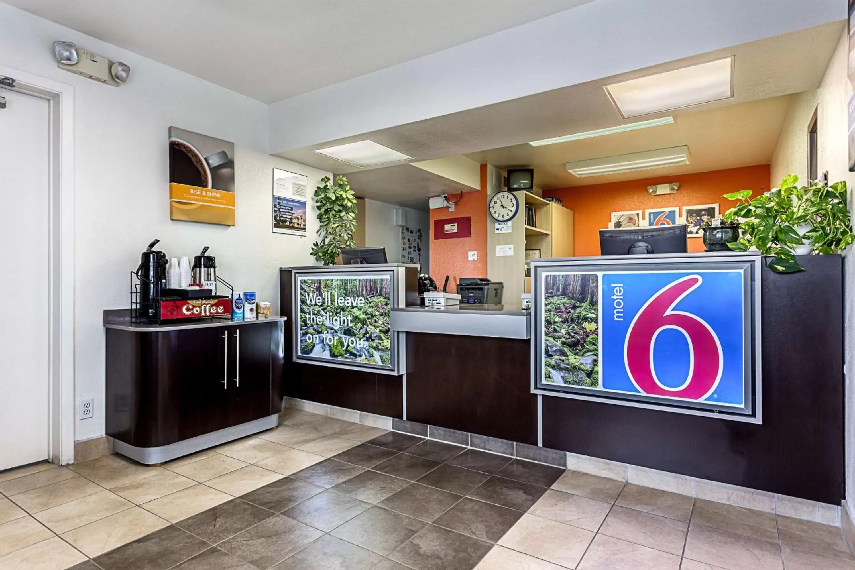 Communal lounge/ TV room in Motel 6 Ontario, OR