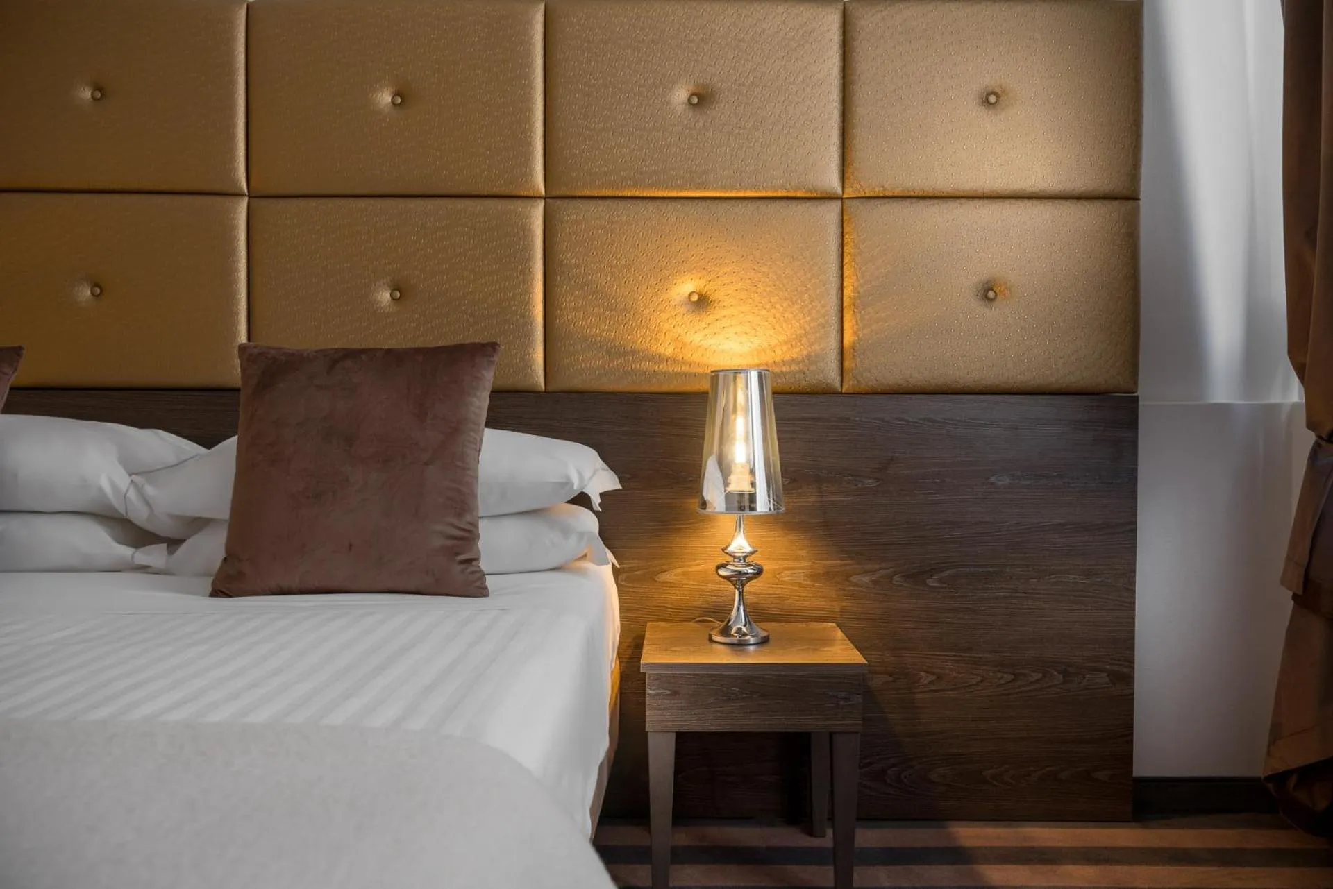 Bedroom, Bed in Albergo Rossini 1936 - Small & Charming