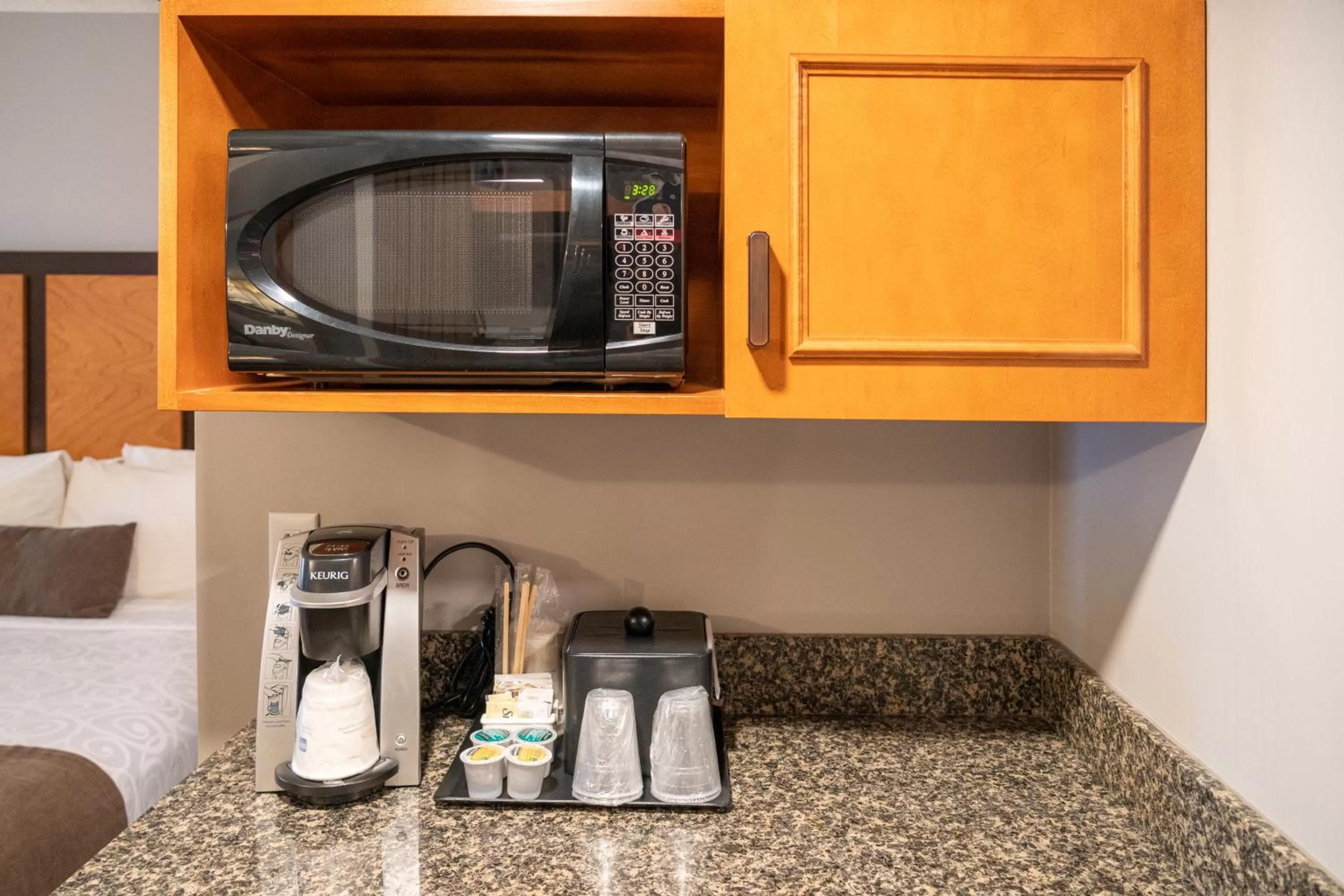 Coffee/tea facilities in Pocaterra Inn & Waterslide