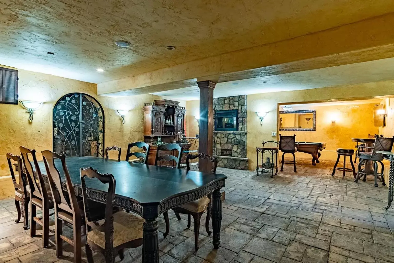 Lounge or bar in Chateau Coralini Lounge or bar in Chateau Coralini