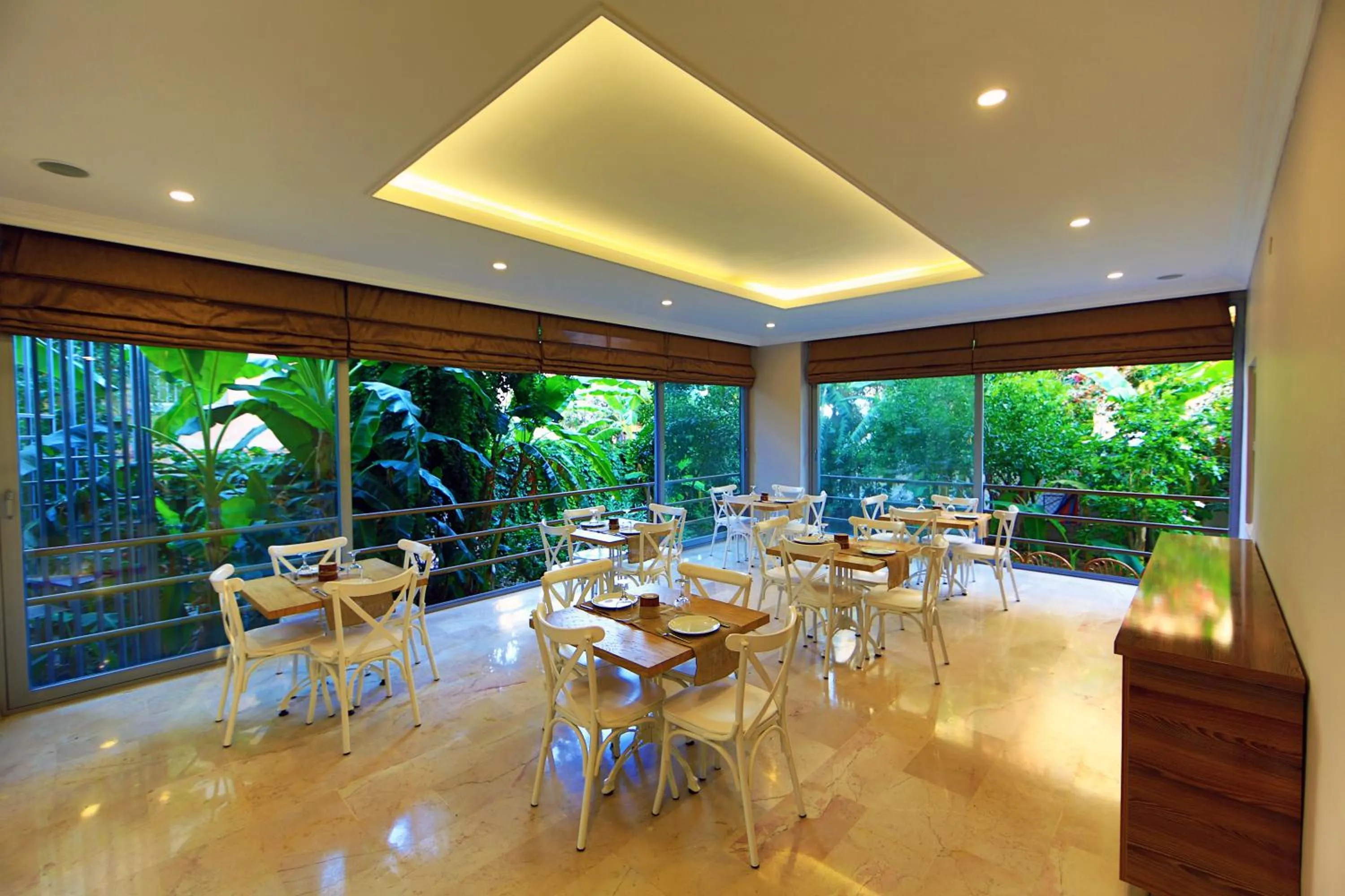 Restaurant/places to eat in Perle Apart Hotel