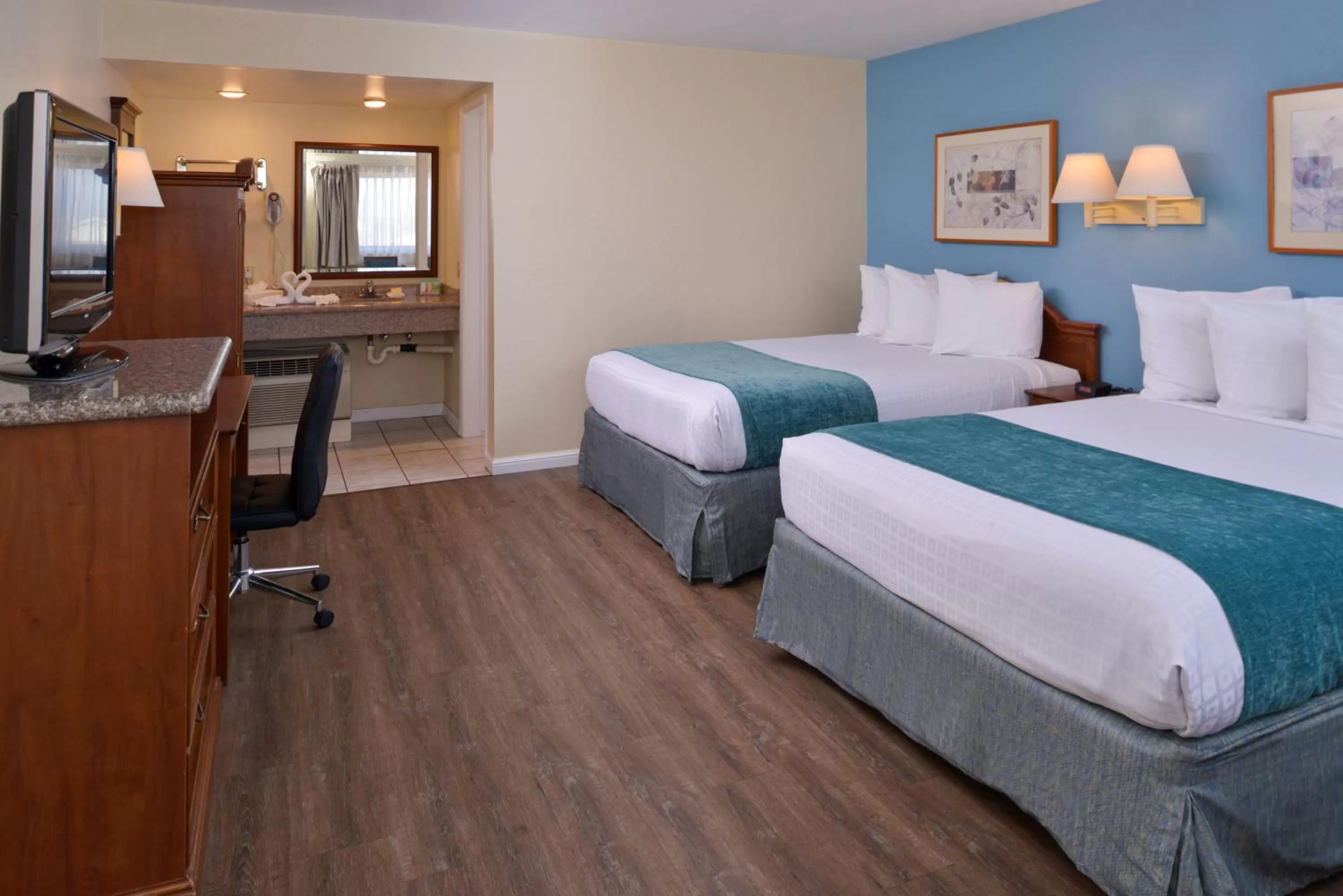 Photo of the whole room, Bed in Edgewater Inn and Suites